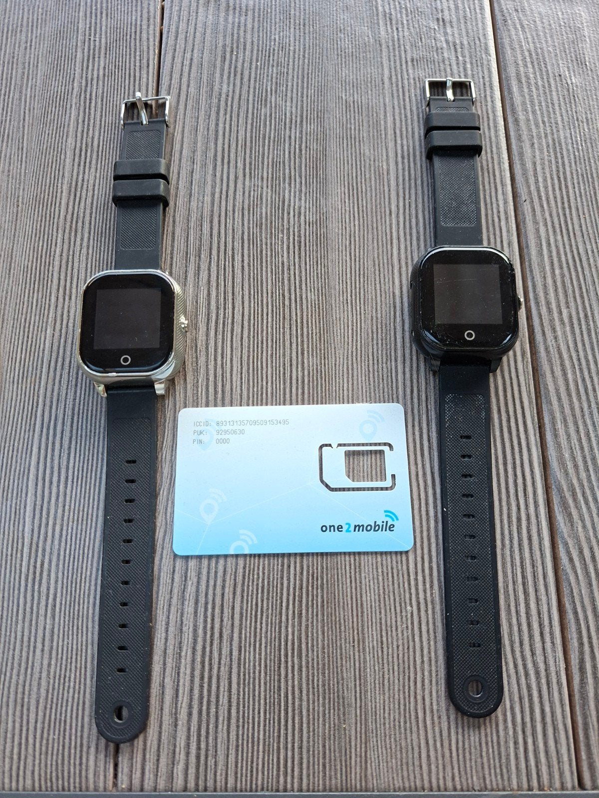 2x Smartwatch met GPS en SIM-kaart ondersteuning, Gebruikt, Onbekend, Zwart, Ophalen of Verzenden