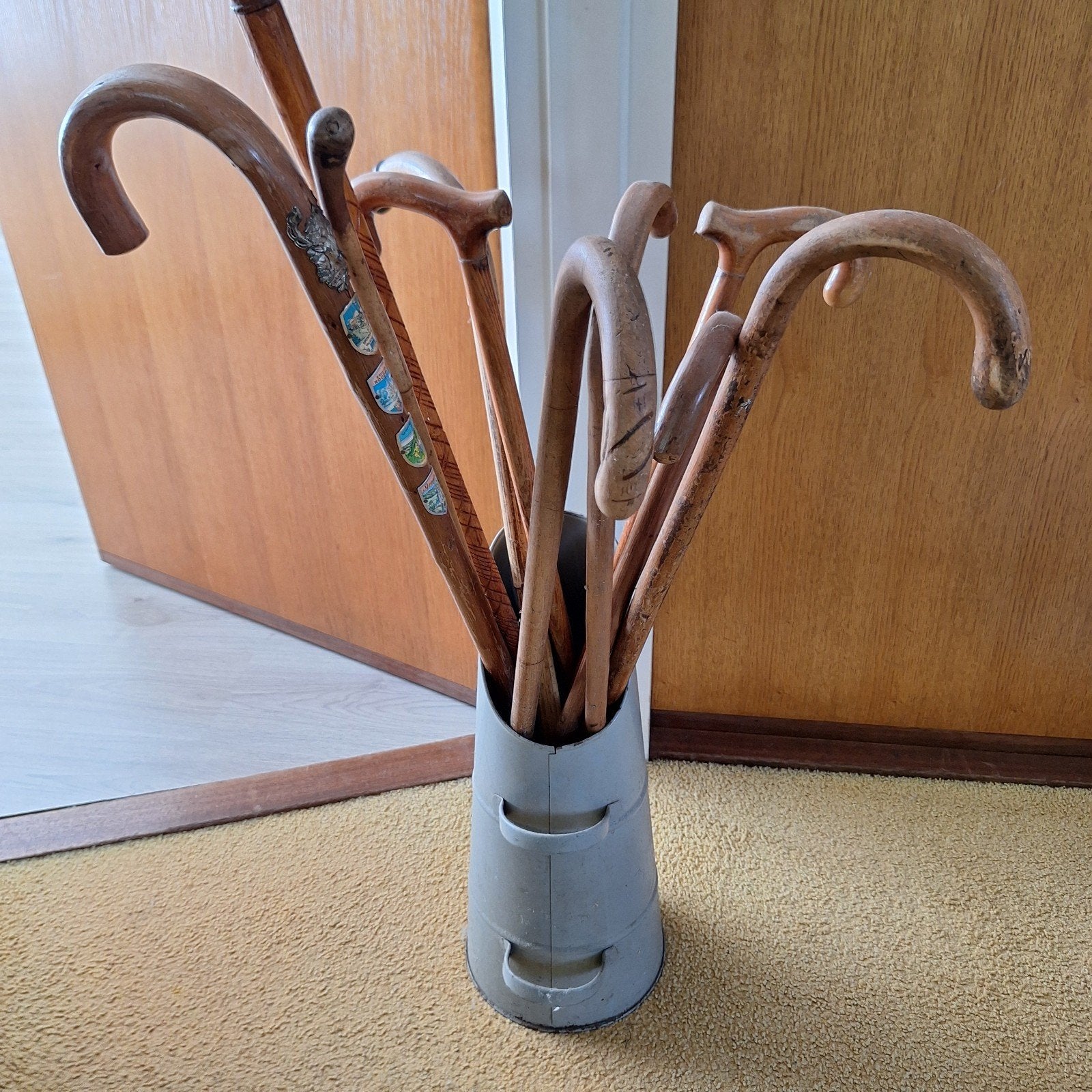 Oude wandelstokken in paraplubak, Diversen, Ophalen