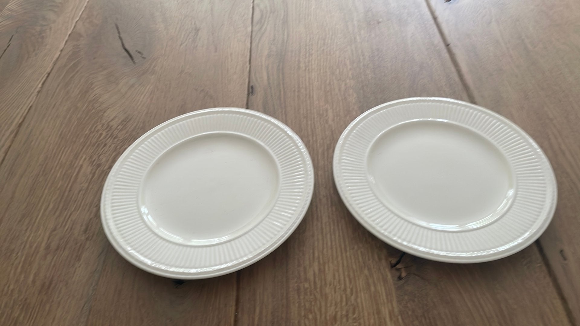Te koop 2 wedgwood edme gebaksbordjes ( 18 cm), Ophalen of Verzenden, Zo goed als nieuw, Aardewerk, Bord(en)