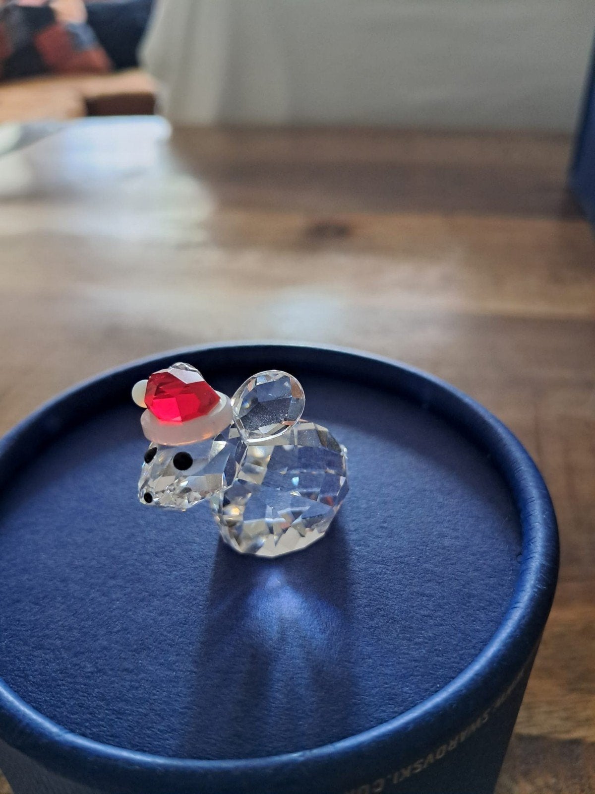 Swarovski Muisje met Kerstmuts in Doos en Certificaat, Verzamelen, Swarovski, Ophalen of Verzenden, Zo goed als nieuw, Figuurtje