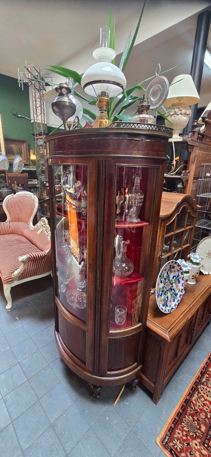 Victoriaanse vitrinekast met rood marmeren blad, Ophalen of Verzenden