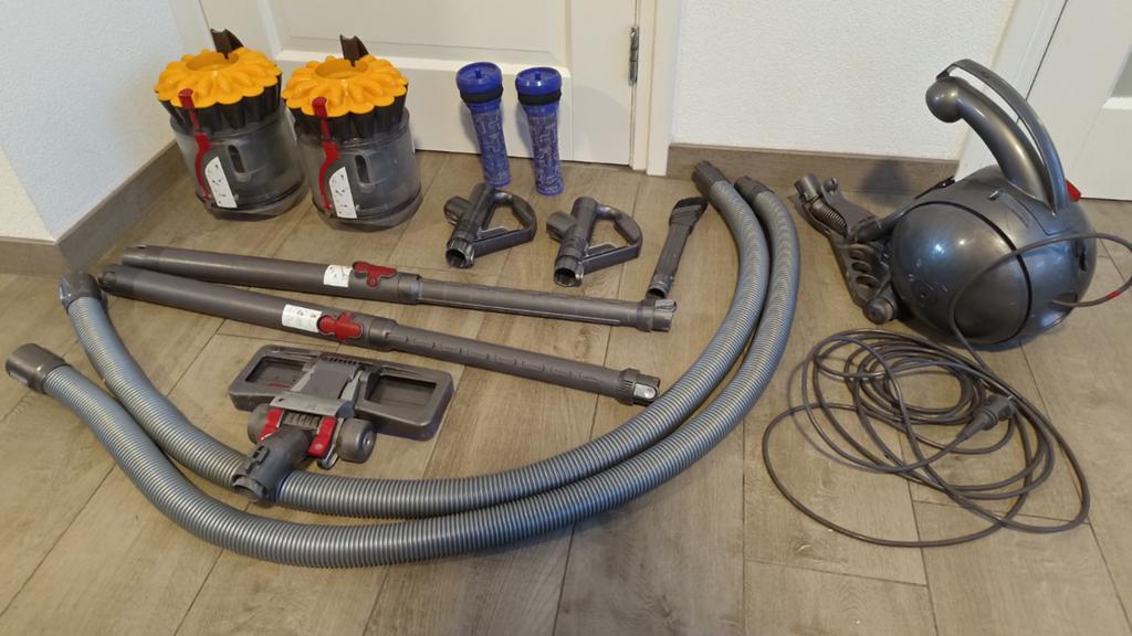 Kapotte Dyson DC33c Plus met dubbele accessoires, Witgoed en Apparatuur, Stofzuigers, Verzenden