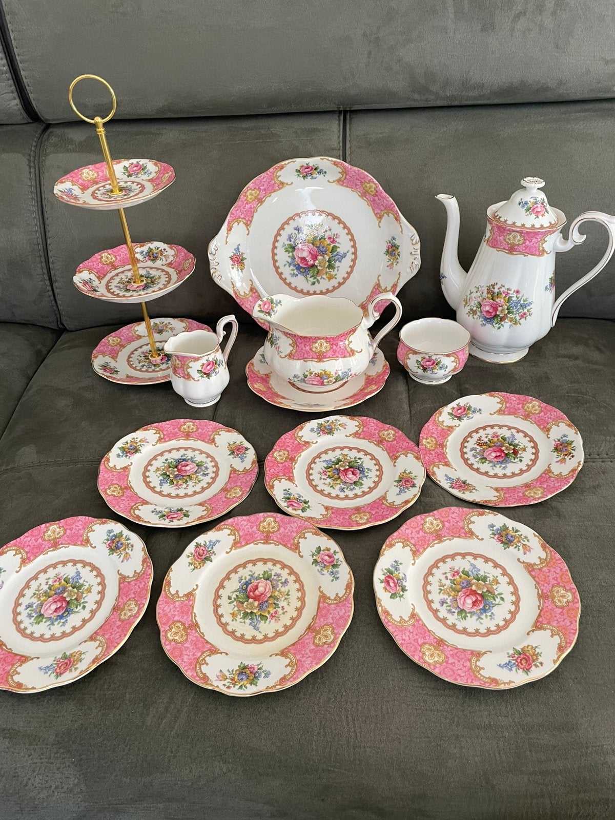 Royal Albert LADY CARLYLE SET🌸🌸🌸, Ophalen, Zo goed als nieuw, Porselein, Kop en/of schotel