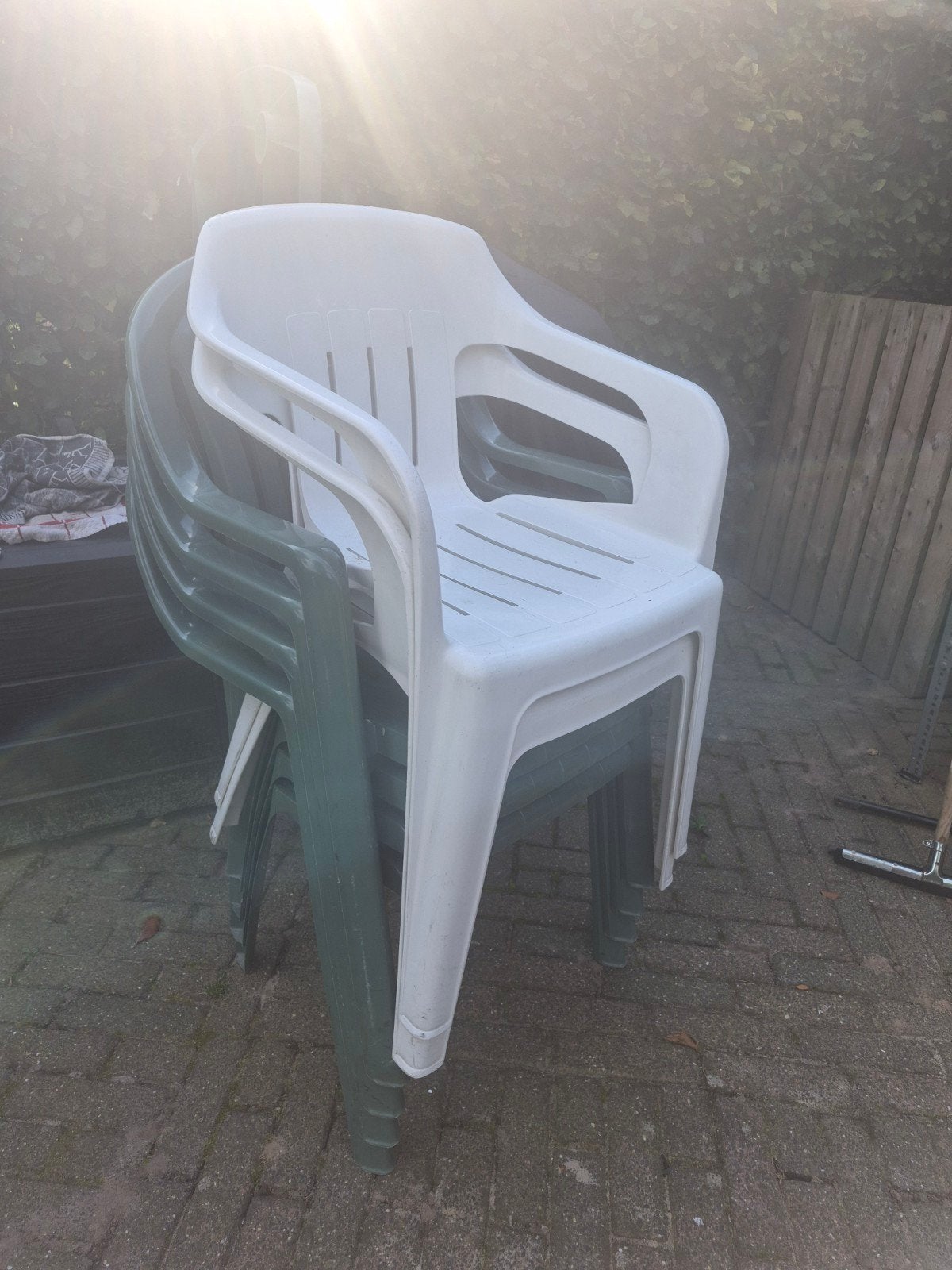 Tuinstoelen - Kunststof - Wit en Groen, Ophalen of Verzenden, Gebruikt, Kunststof, Stapelbaar