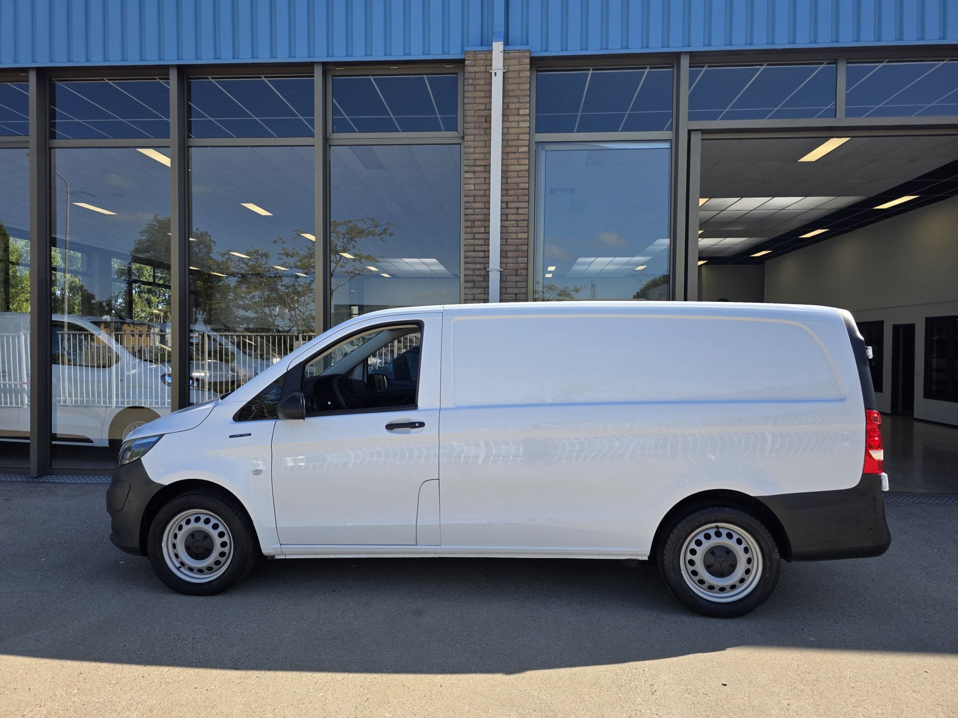Foto 3 van Mercedes-Benz eVito eVito 112 L2 Business Solution 60 kWh Ac