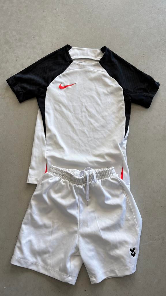 3 sets kindersportkleding + 1 Nike-jas maat 122-128, Ophalen, Gebruikt, Jongen, Setje