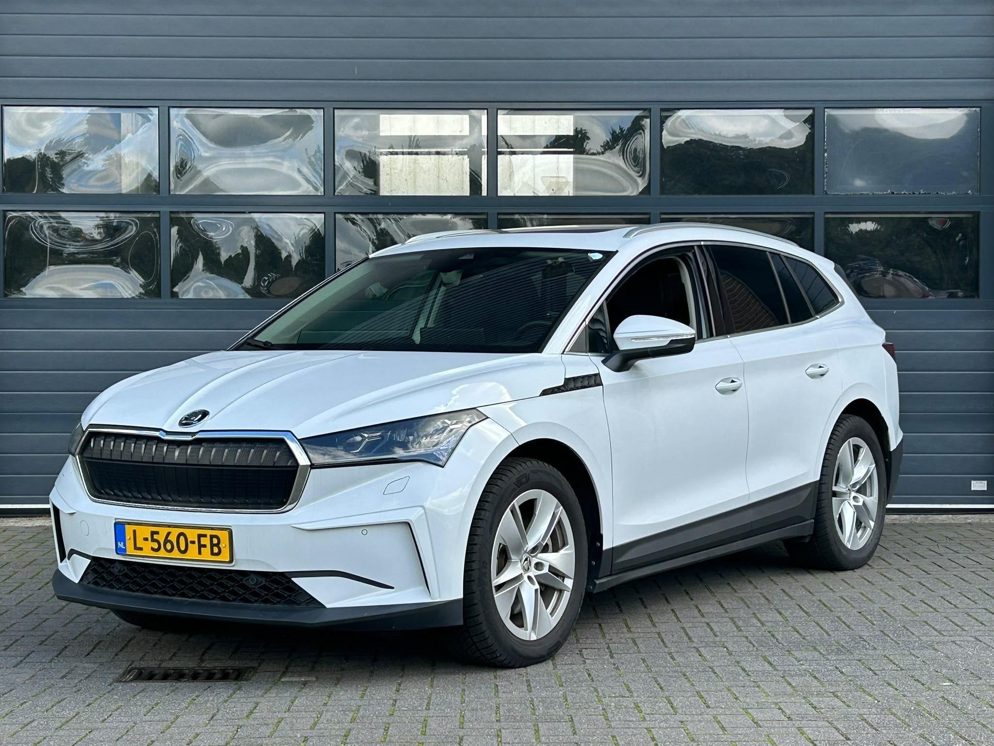 SKODA ENYAQ 80 (90% SOH) I SCHUIF/KANTELDAK I STOELVERWARMIN, Auto's, Achterwielaandrijving, Gebruikt, Wit, SUV of Terreinwagen