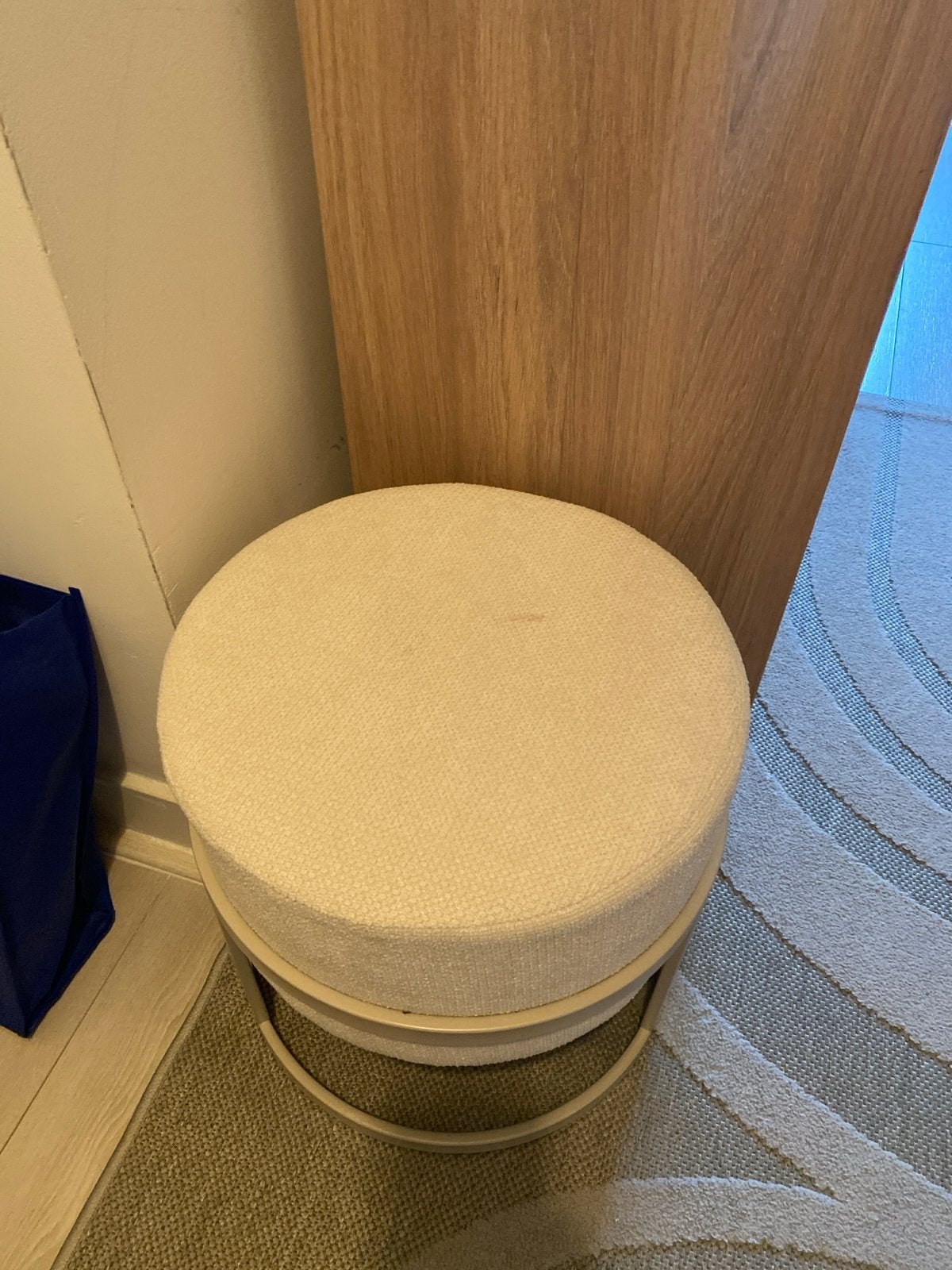 Stijlvolle crèmekleurige poef met metalen onderstel, Ophalen, Minder dan 50 cm, Rond, Zo goed als nieuw