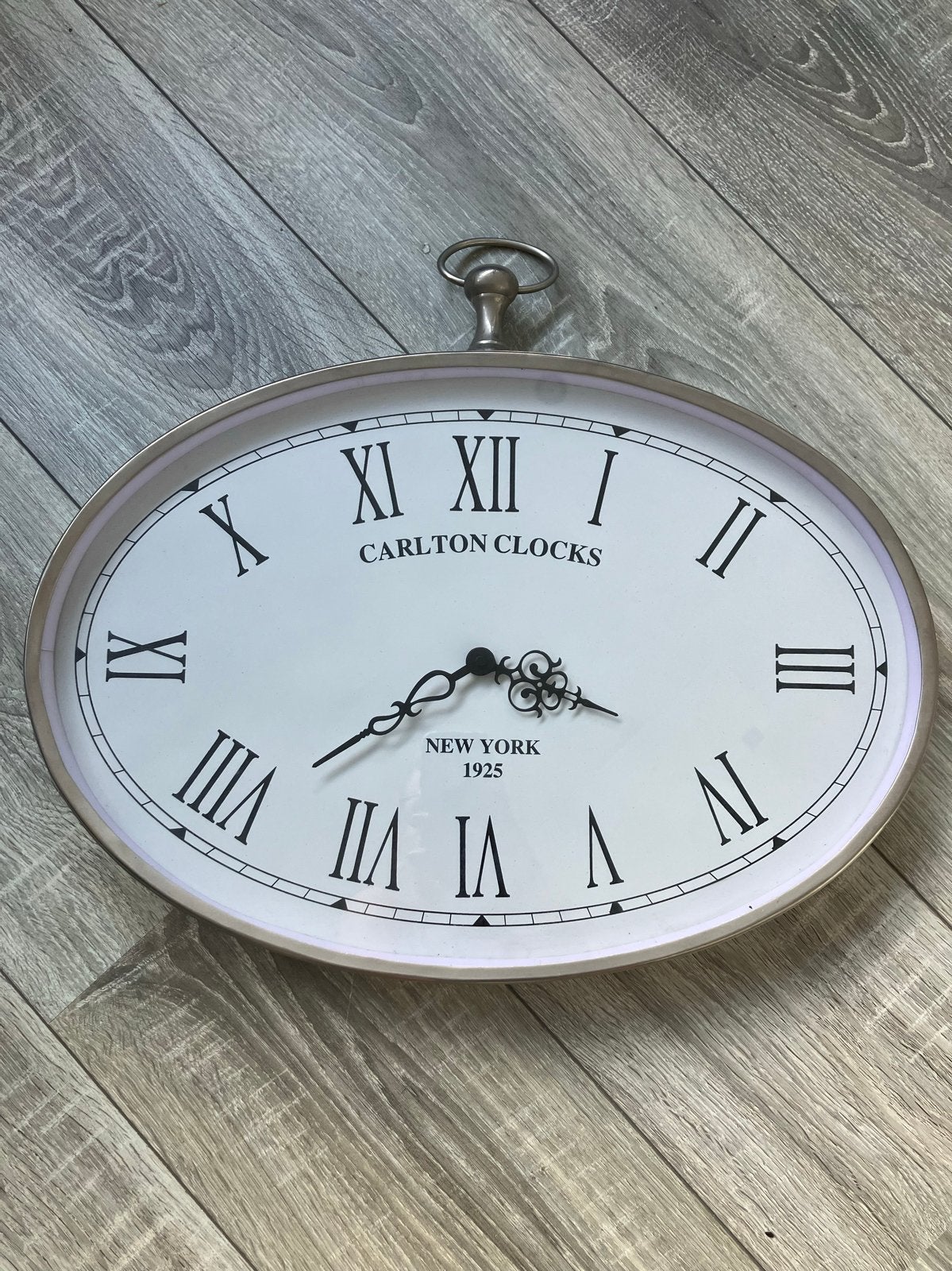 Ovale wandklok 'Carlton Clocks New York 1925' - 45x31 cm, Ophalen