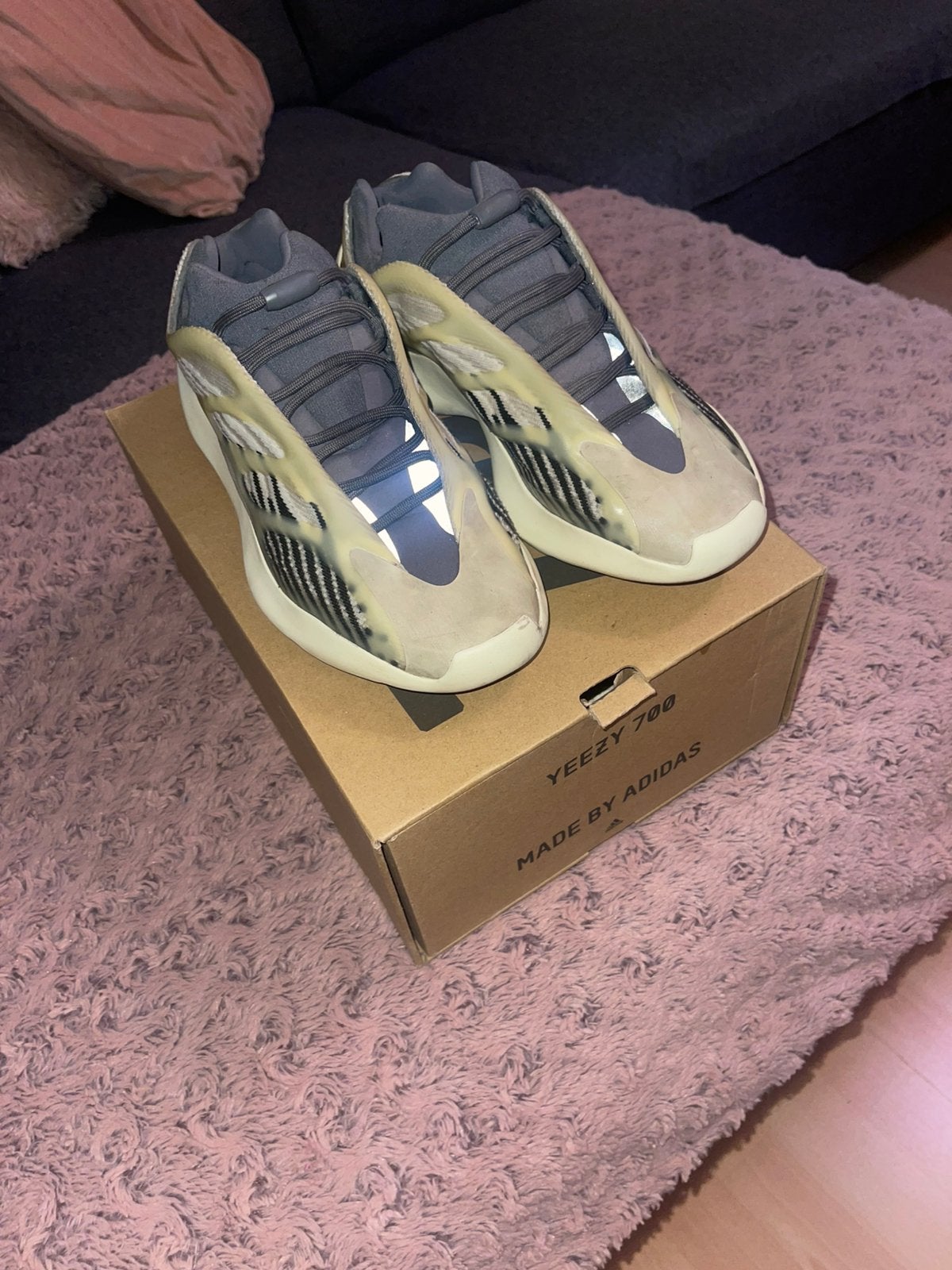 Yeezy 700v2 grey, Ophalen of Verzenden, Zo goed als nieuw, Overige kleuren