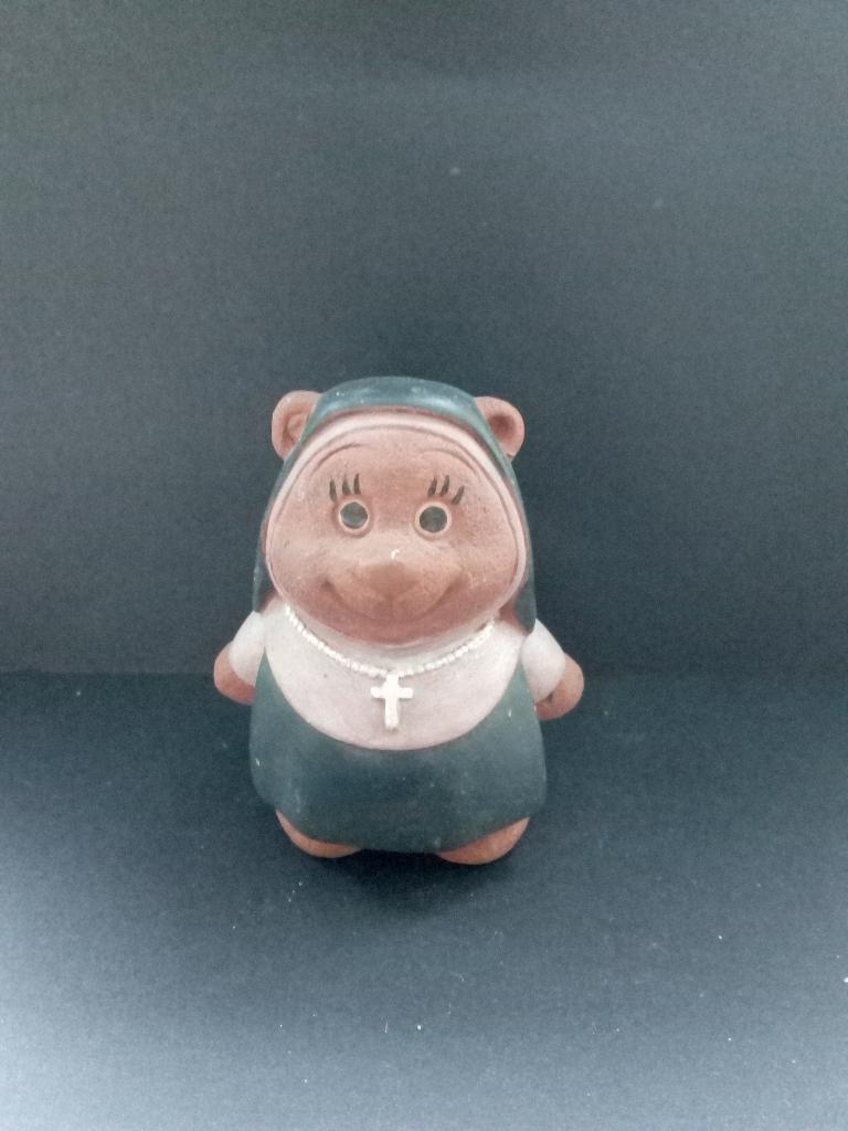 Beeldje van een bruin beertje in nonnenkledij, Verzamelen, Ophalen of Verzenden, Gebruikt, Dier