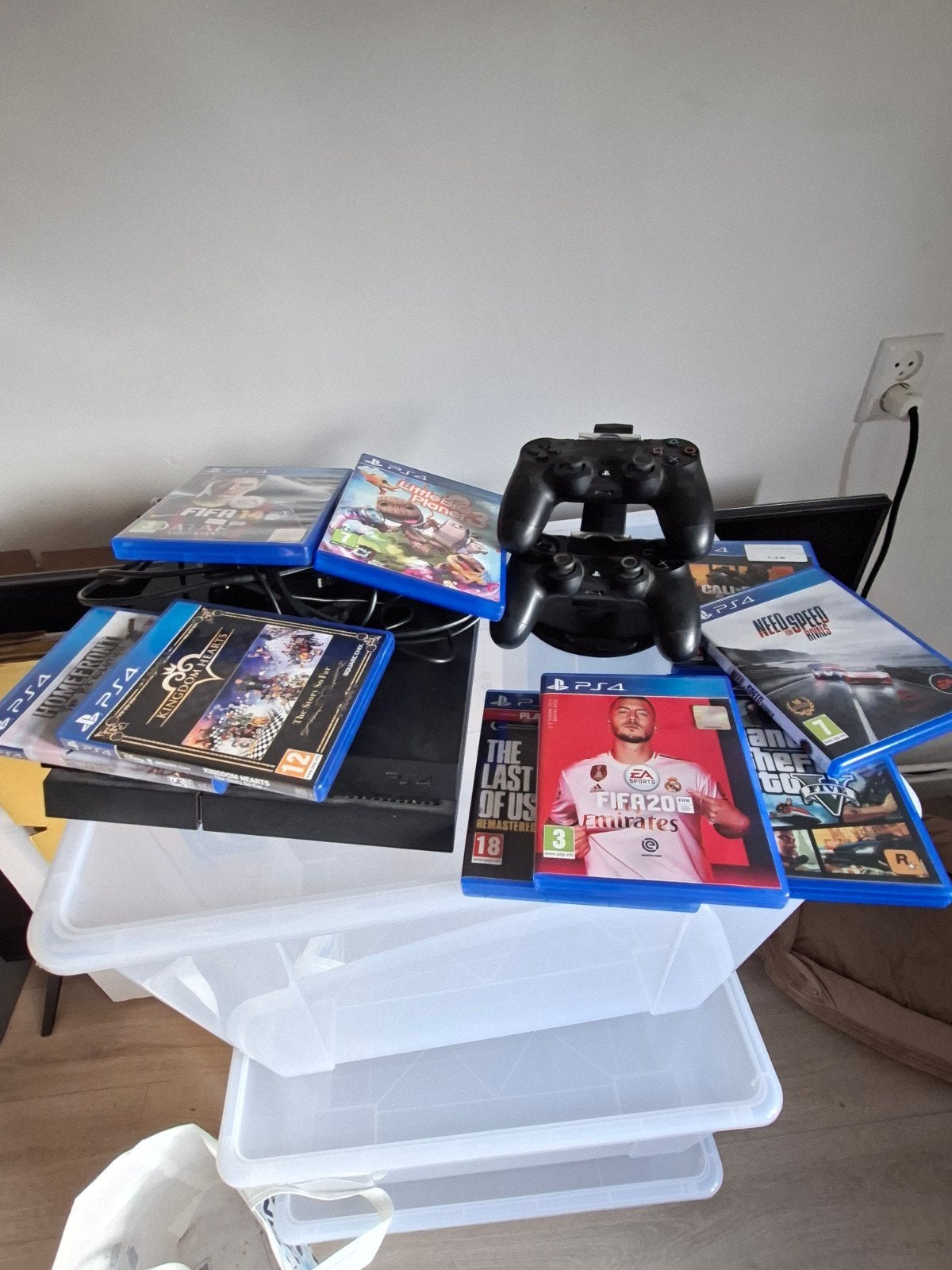 PS4 met 9 spellen en 2 controllers (1 defect), Spelcomputers en Games, Ophalen, Gebruikt, Met 2 controllers, Met games