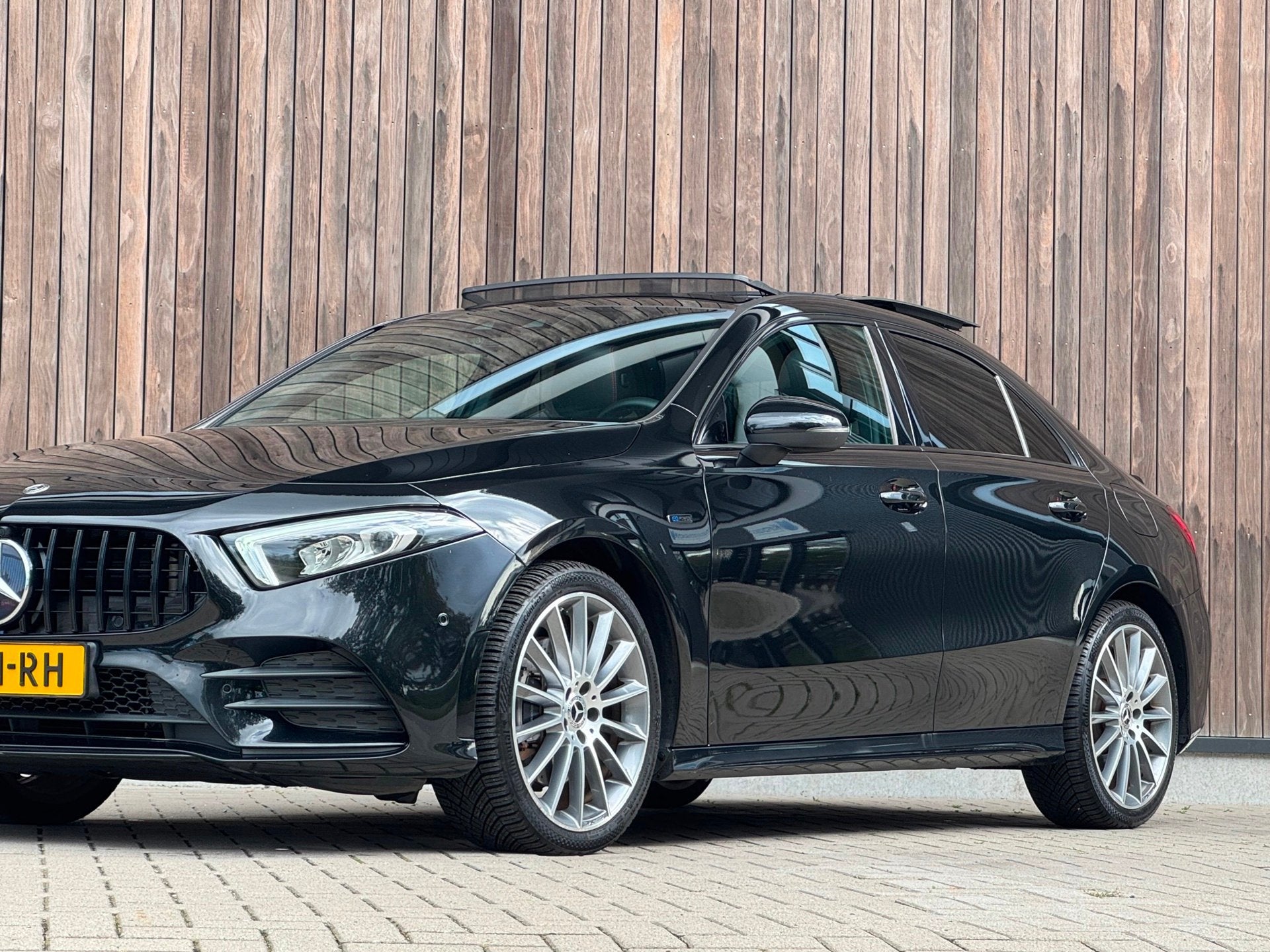 Mercedes-Benz A-klasse 250 e Business Solution AMG / Pano /, Dealer onderhouden, Gebruikt, 4 cilinders, Automatische klimaatregeling