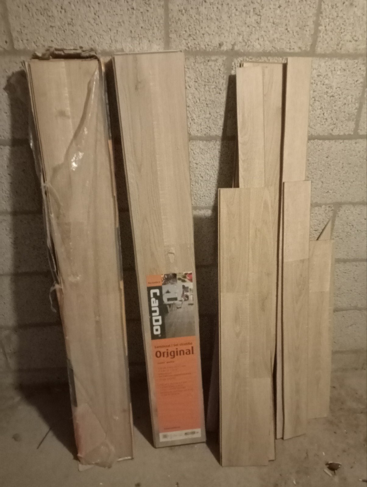 Gratis restant laminaat en 10 groene stukken ondervloer, Ophalen, Overige materialen, 50 tot 150 cm, Zo goed als nieuw