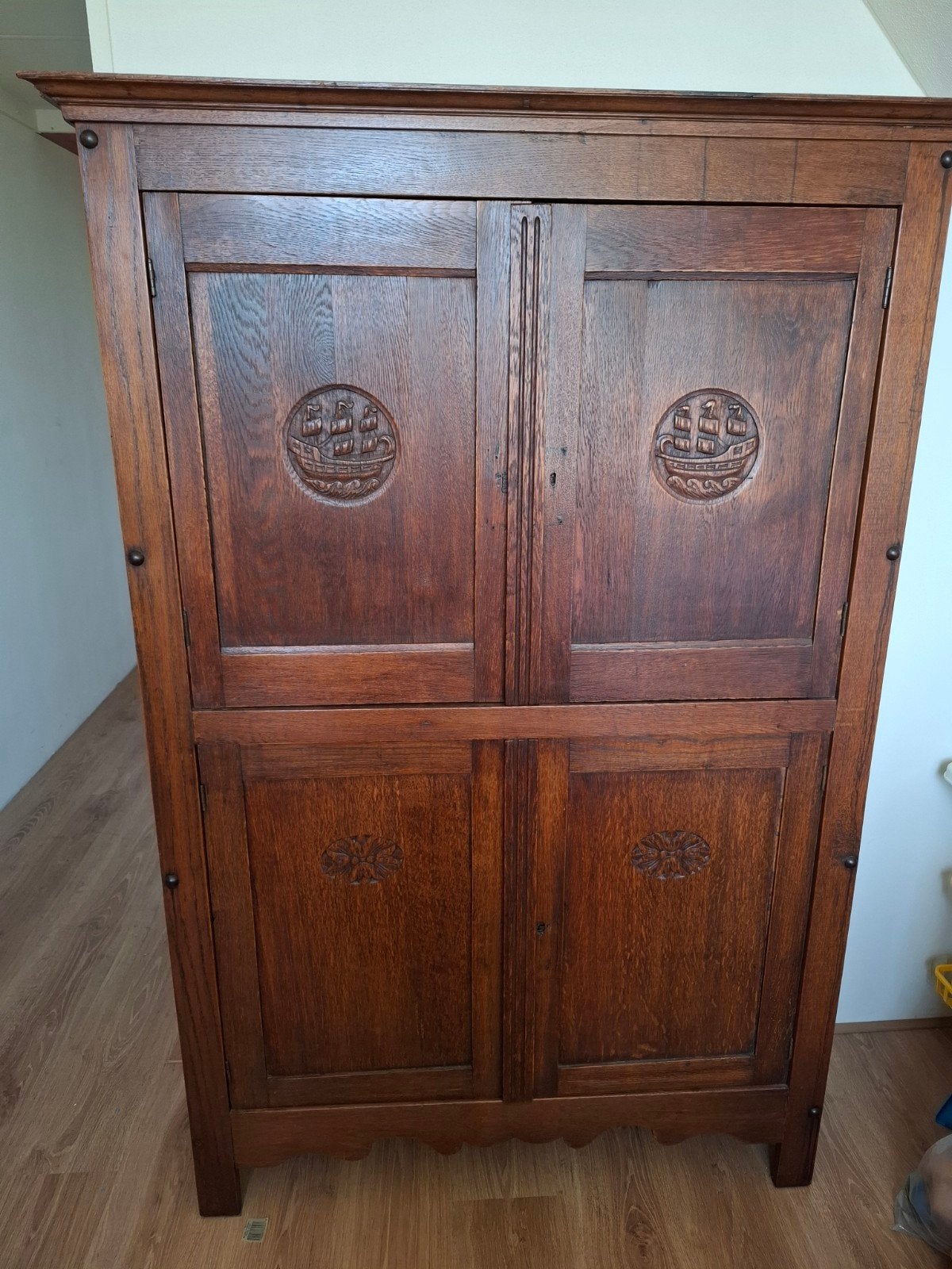 Antieke houten kast met scheepsmotief, Ophalen