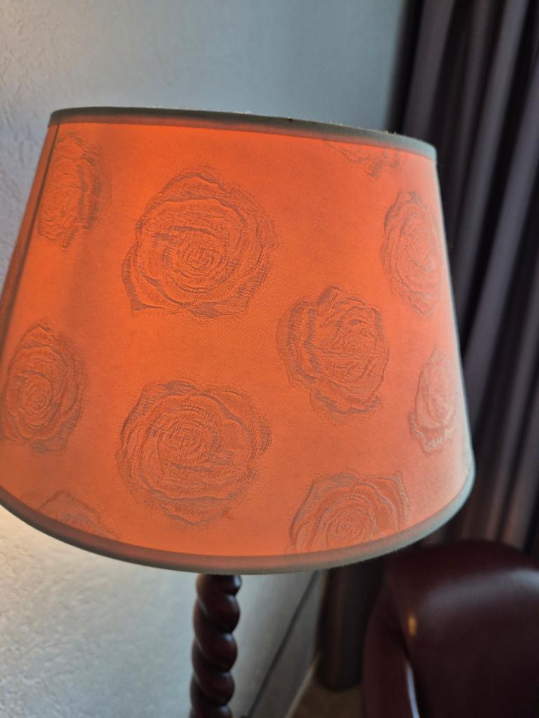 Lamp met een houten gedraaide voet, Ophalen, Zo goed als nieuw, Stof, 50 tot 75 cm