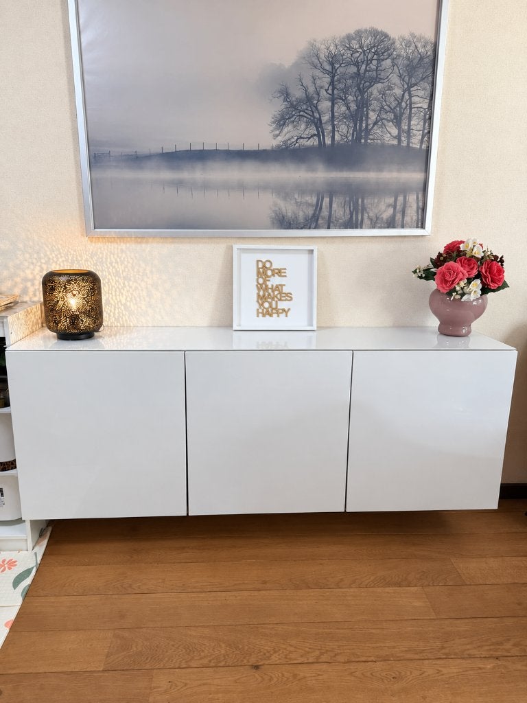 Moderne witte hoogglans dressoir met glazen bovenblad, Ophalen of Verzenden, Zo goed als nieuw, 25 tot 50 cm, 150 tot 200 cm