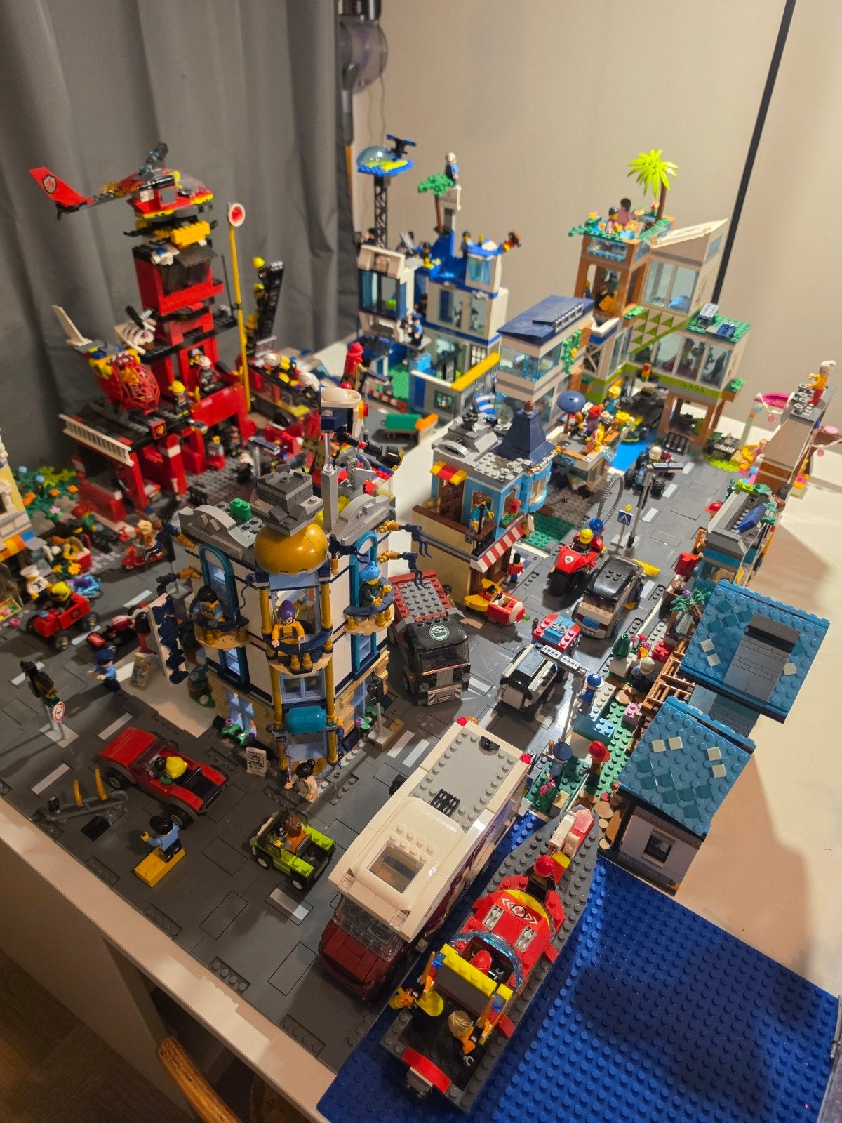 Grote Lego Stad met diverse gebouwen en voertuigen, Ophalen of Verzenden, Gebruikt, Overige merken