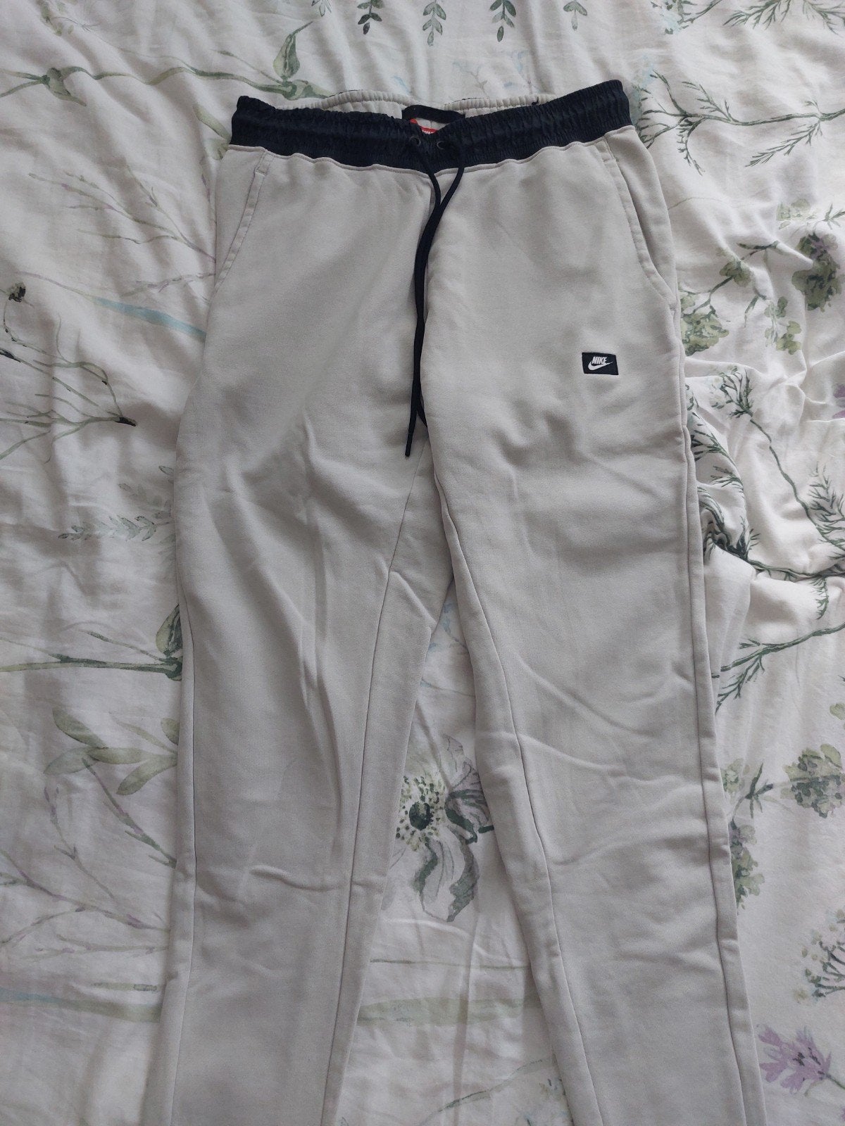 Nike joggingbroek maat M - Grijs/zandkleurig met detail, Overige jeansmaten, Nike, Ophalen of Verzenden, Zo goed als nieuw