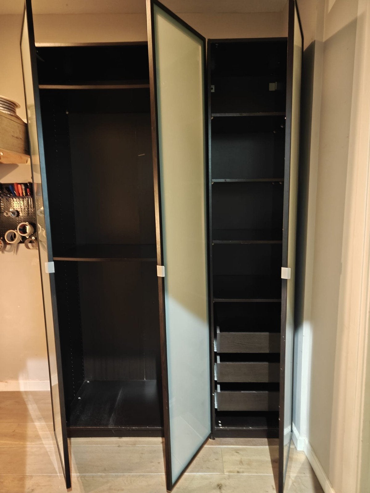 Zwarte IKEA Pax kast met melkglazen deuren, Huis en Inrichting, Kasten | Kledingkasten, Gebruikt, 100 tot 150 cm, 200 cm of meer