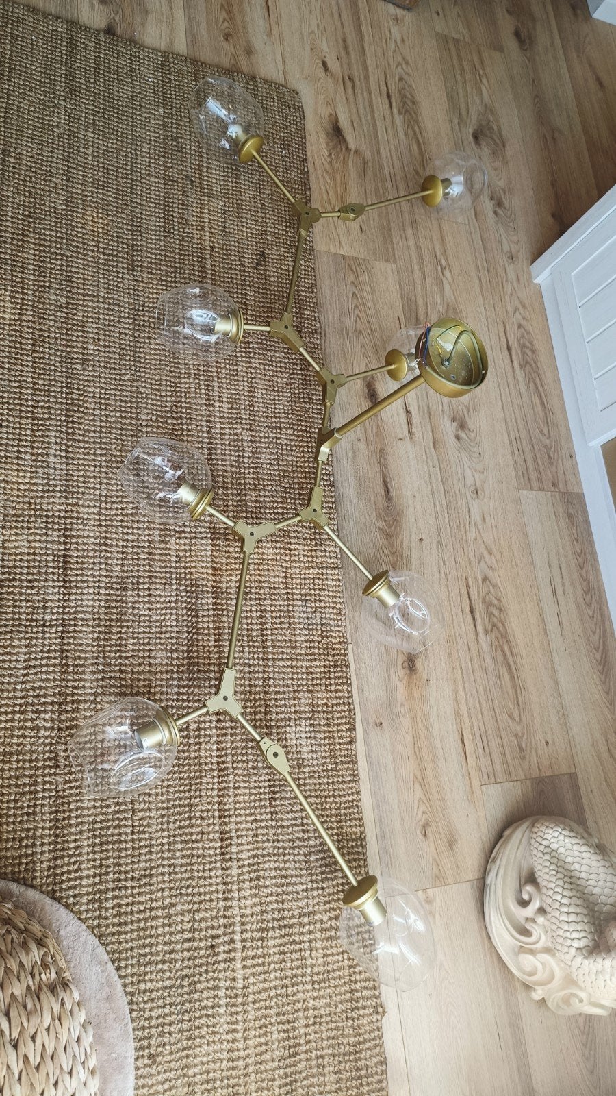 Moderne gouden hanglamp met 8 glazen bollen, Gebruikt, E14 (klein), Ophalen of Verzenden, Glas