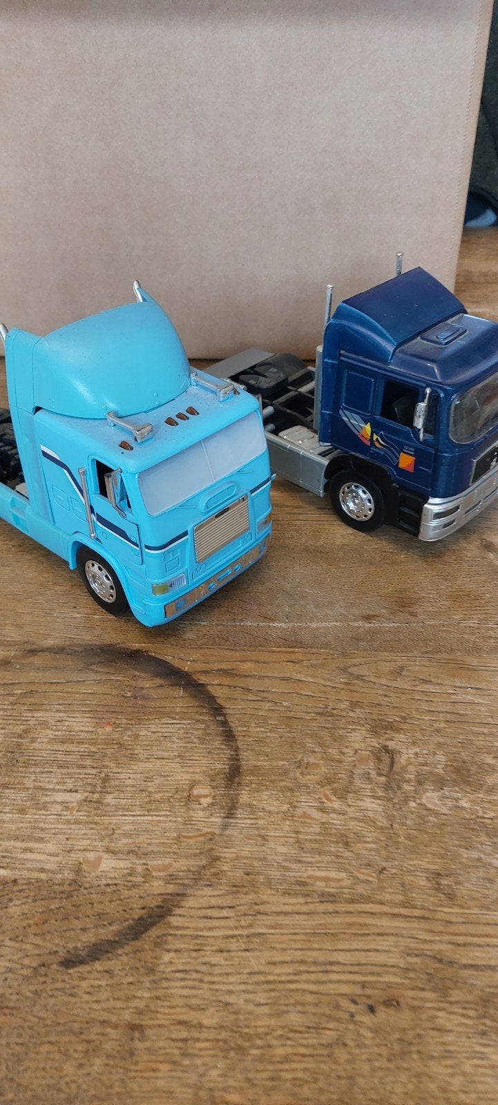 Twee gedetailleerde modelvrachtwagens (MAN en Freightliner), Ophalen of Verzenden, Gebruikt, 1:32 tot 1:50, Truck