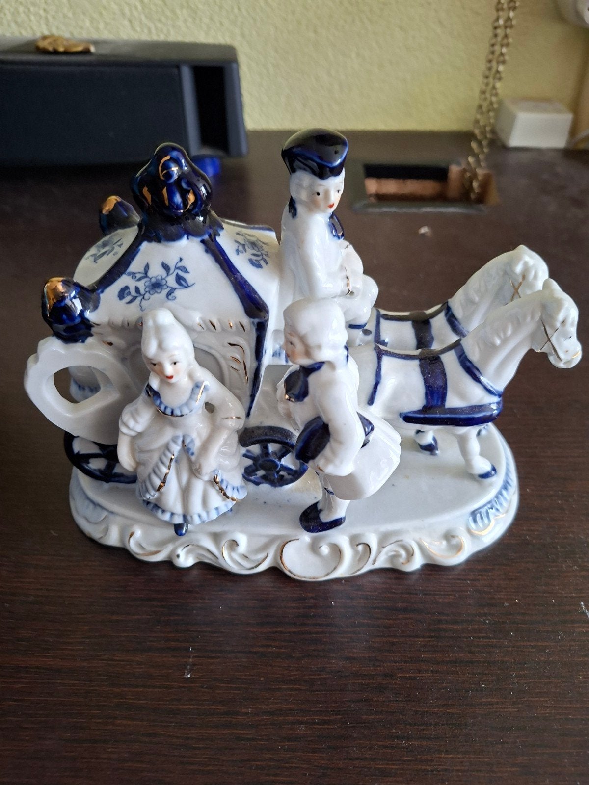 Antiek porseleinen koets met paarden en figuren, Ophalen