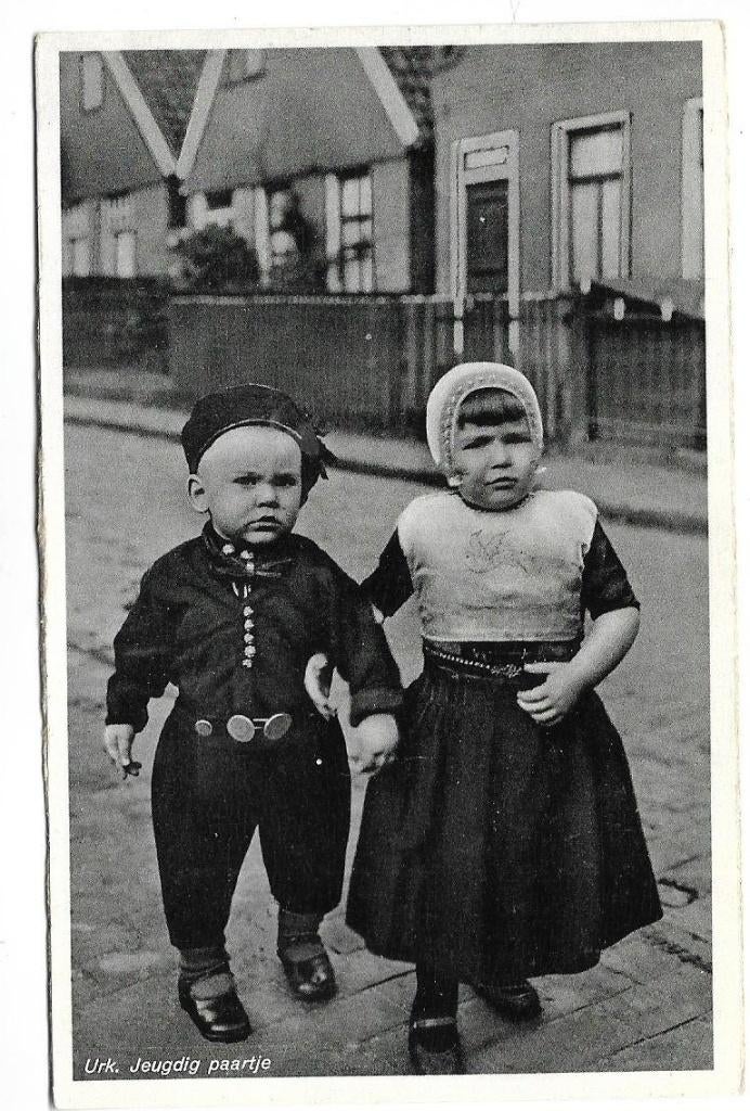 Urk 26  jeugdig paartje in kleederdracht, Ophalen of Verzenden, 1920 tot 1940, Ongelopen, Flevoland