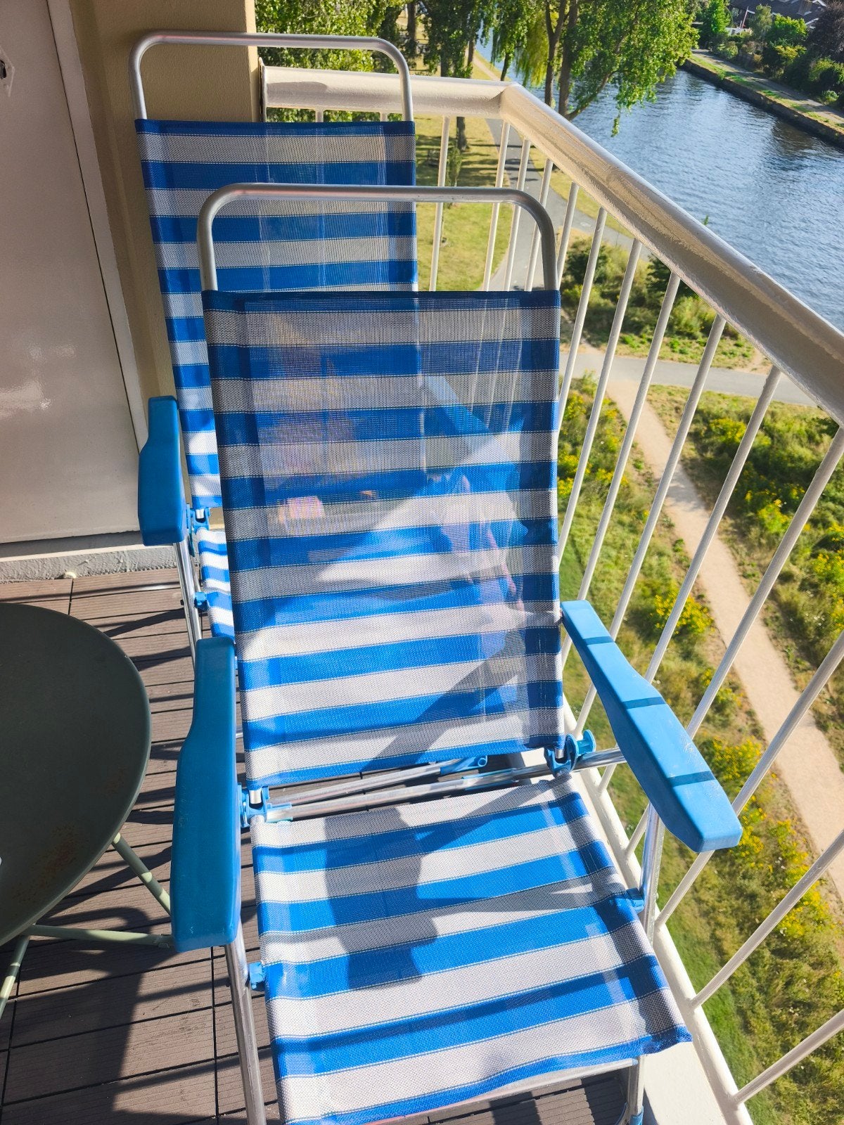 2x Blauw-wit gestreepte stoelen, Ophalen, Gebruikt, Aluminium, Inklapbaar