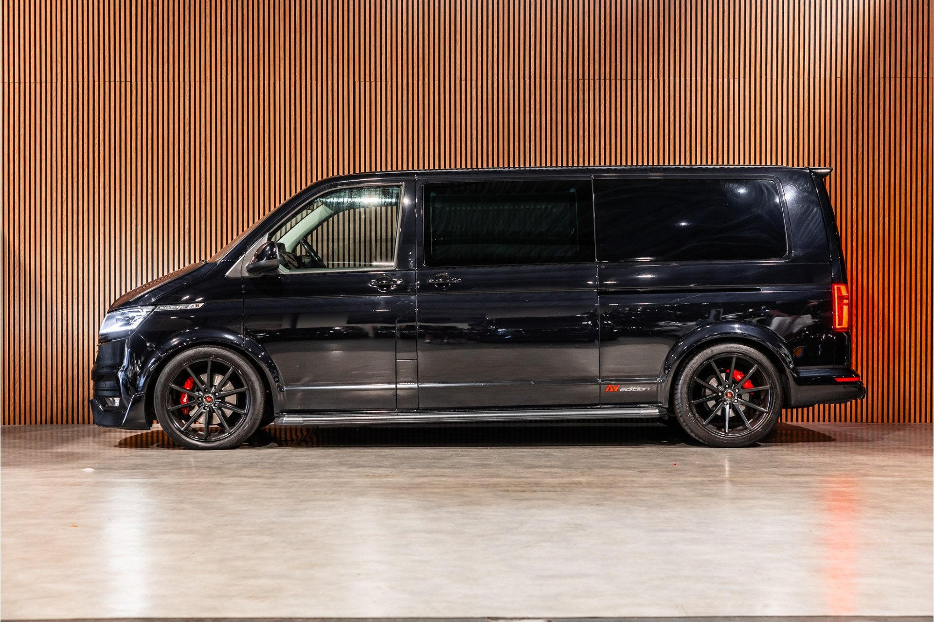 Volkswagen Transporter 2.0 TDI L2H1 DC Caravelle | LeightonV, Auto's, 2241 kg, Gebruikt, 4 cilinders, Volkswagen