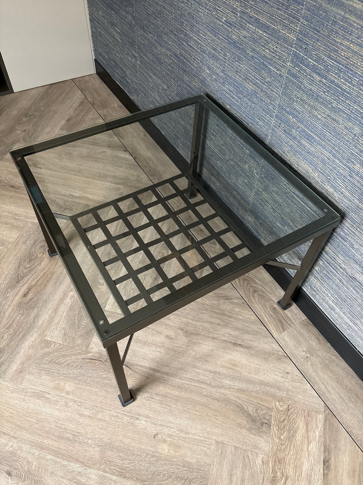 Salontafel glas met rieten organisatie mand, Huis en Inrichting, Ophalen, Gebruikt, 50 tot 100 cm, Glas