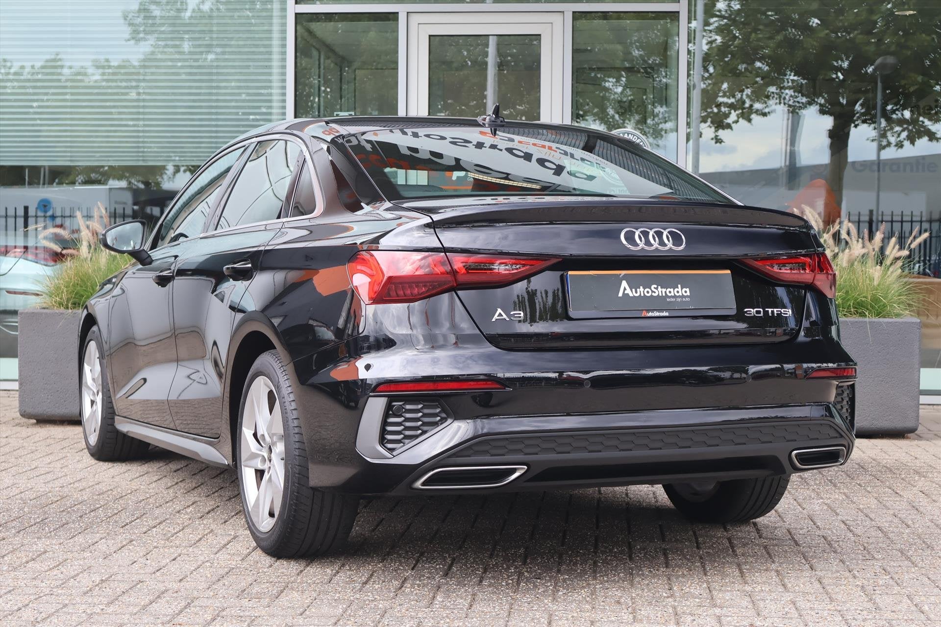 Audi A3 Limousine 30 TFSI S-Line 110pk | Climate | Cruise |, Auto's, Gebruikt, Met garantie (alle), Leder en Stof, Zwart