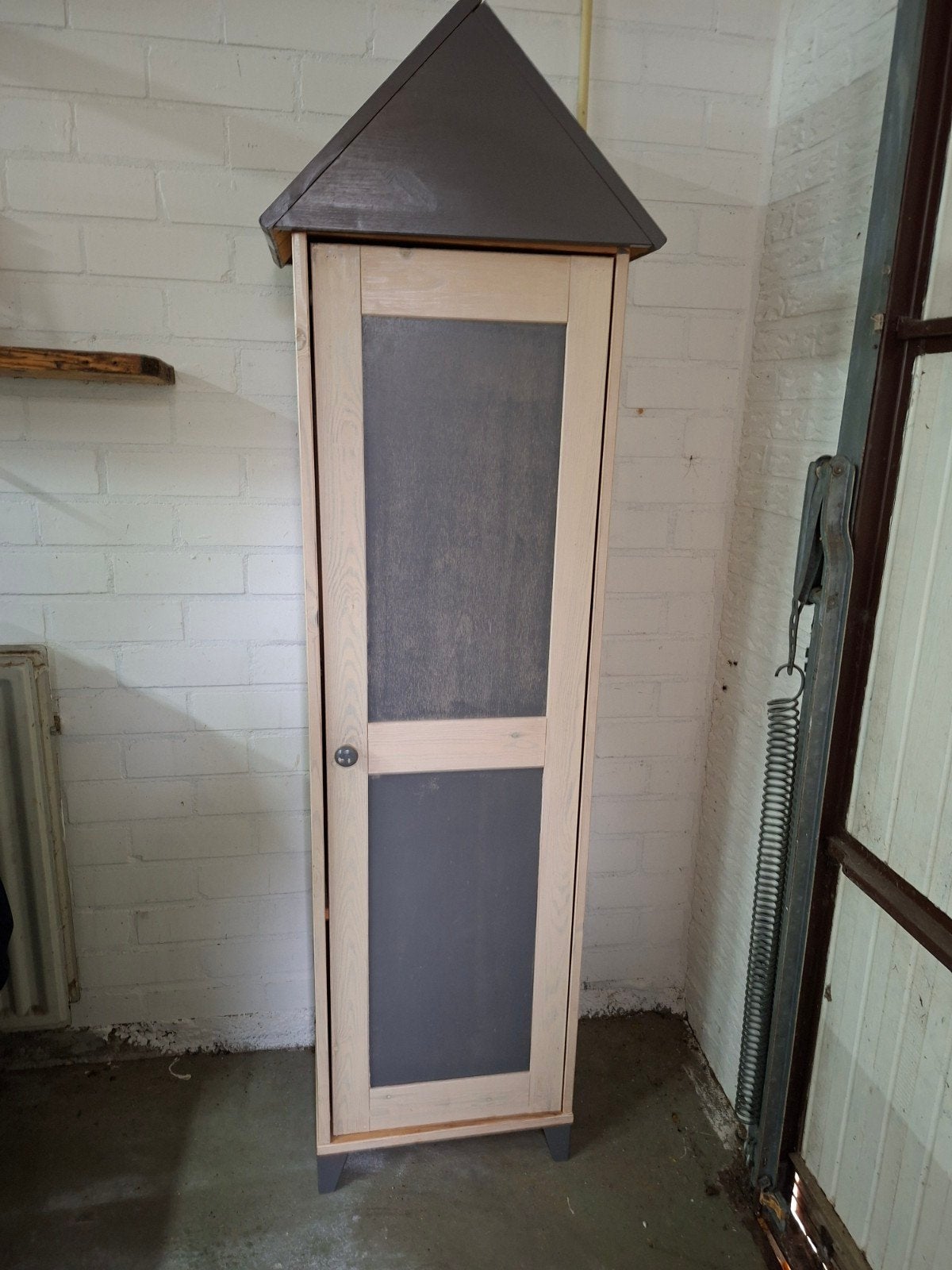 Unieke houten kast met puntdak - Handgemaakt, Ophalen of Verzenden, Zo goed als nieuw, 150 tot 200 cm, 25 tot 50 cm