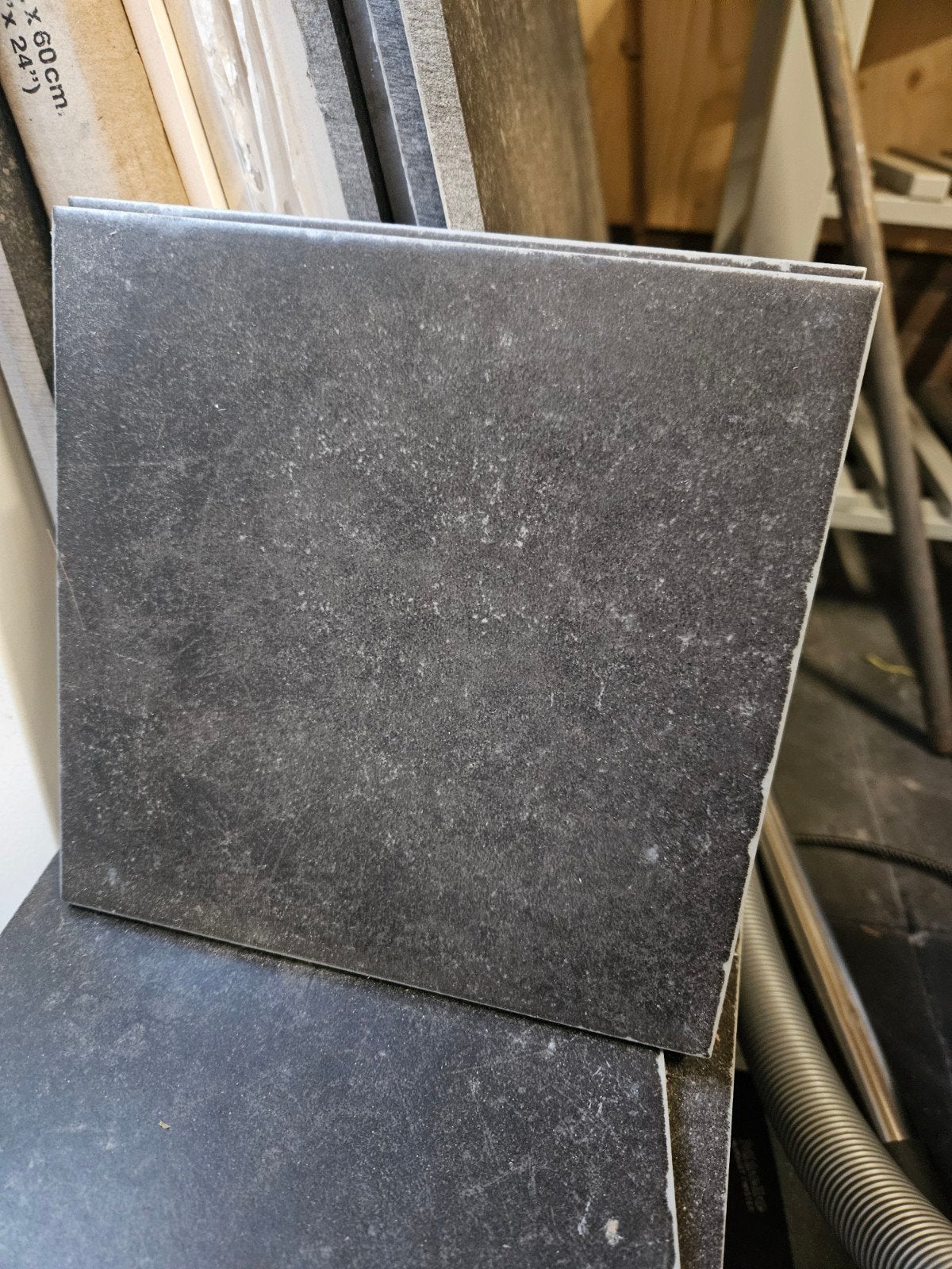 35 Vloertegels 20x20 cm zwart/donkergrijs, Ophalen, Keramiek, Nieuw, 20 tot 40 cm