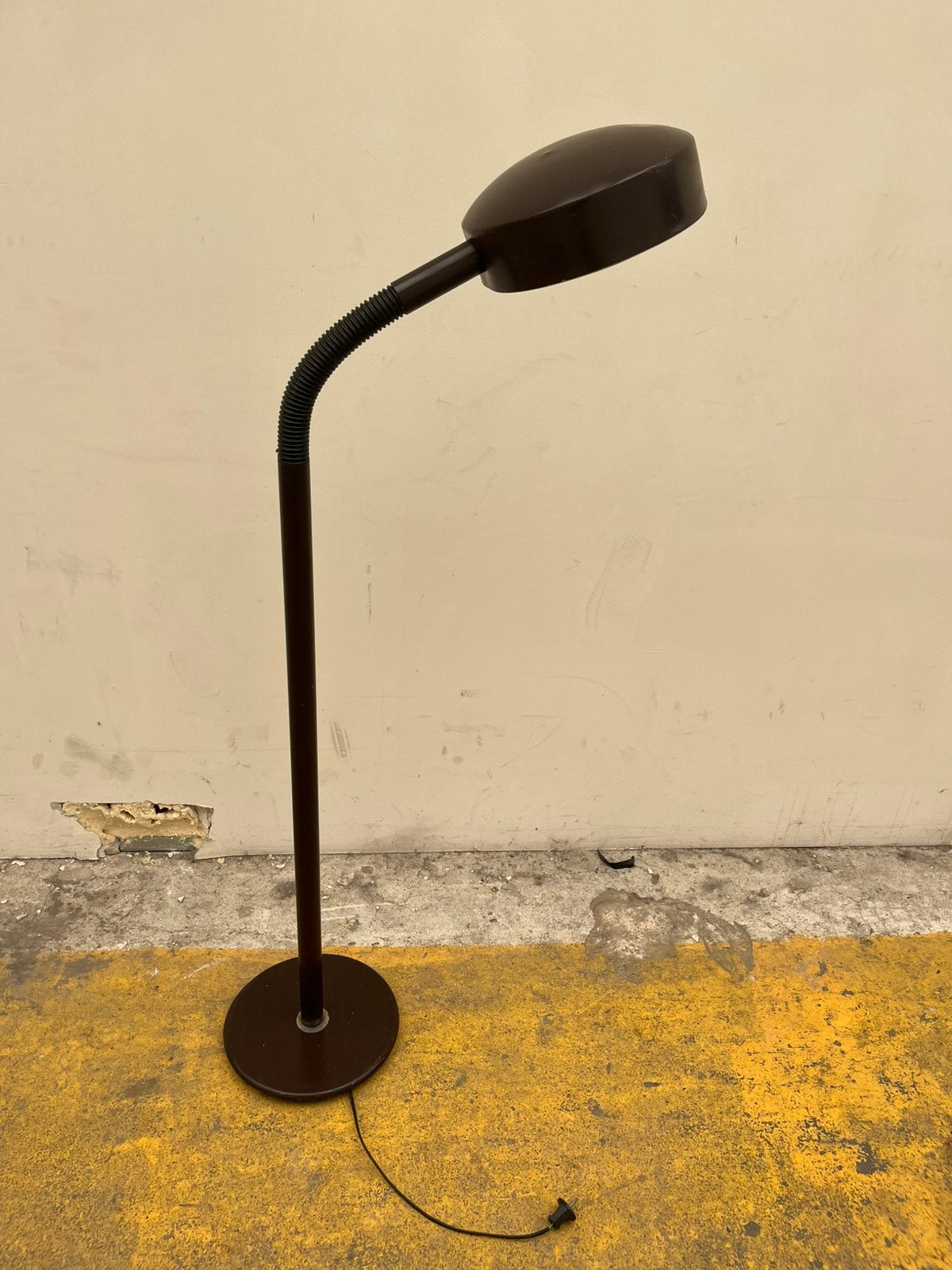 Vloerlamp bruin Hala Zeist lichte schade retro vintage 60-70, Gebruikt, 100 tot 150 cm, Ophalen of Verzenden, Metaal