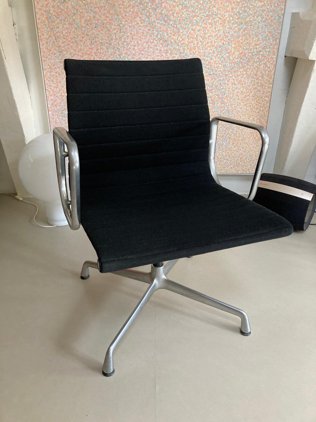 Vitra Eames EA 107, Ophalen of Verzenden, Gebruikt, Zwart, Bureaustoel