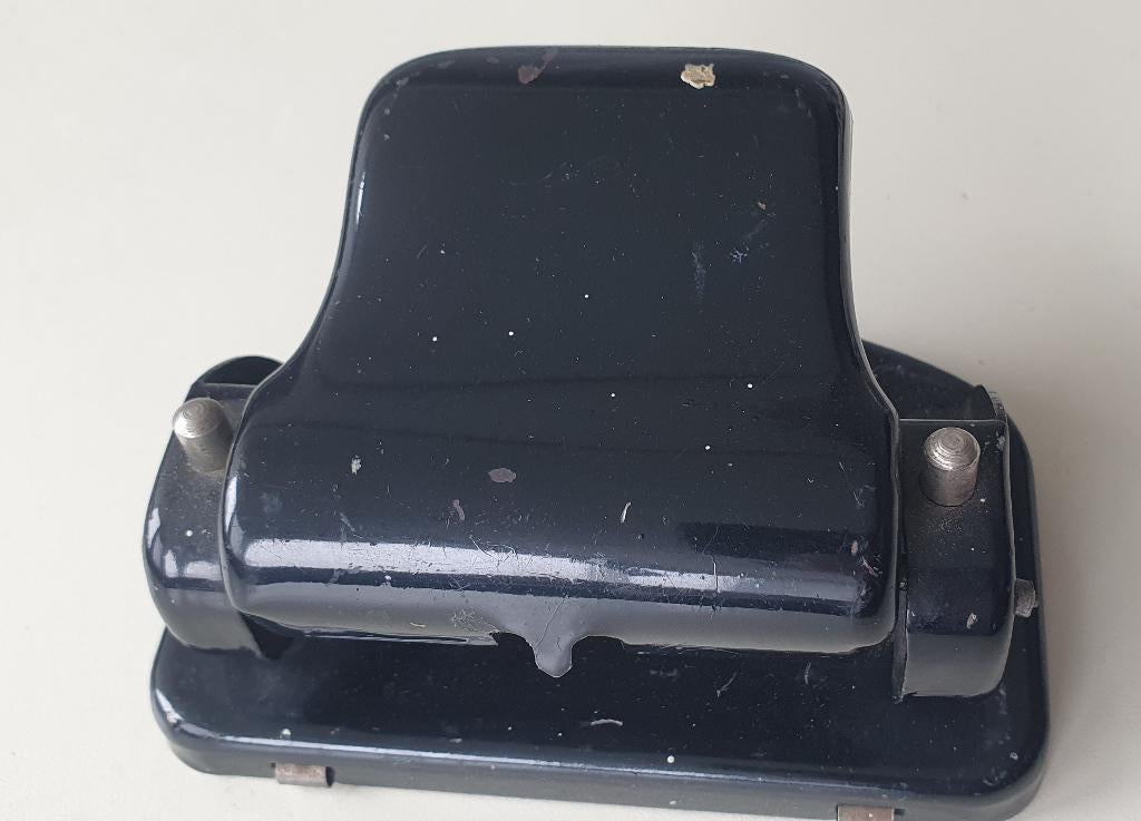 Antieke 2 gaats perforator metaal , zwart emaille vintage, Ophalen of Verzenden