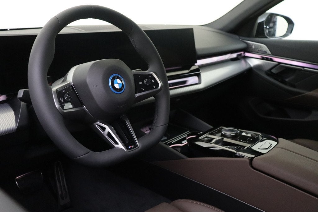 BMW i5 eDrive40 M Sport / Trekhaak / Achteruitrijcamera / Bo, Auto's, BMW, Automaat, 2095 kg, Achterwielaandrijving, Zwart