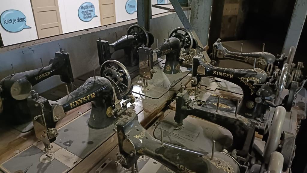 Antieke naaimachines, Ophalen