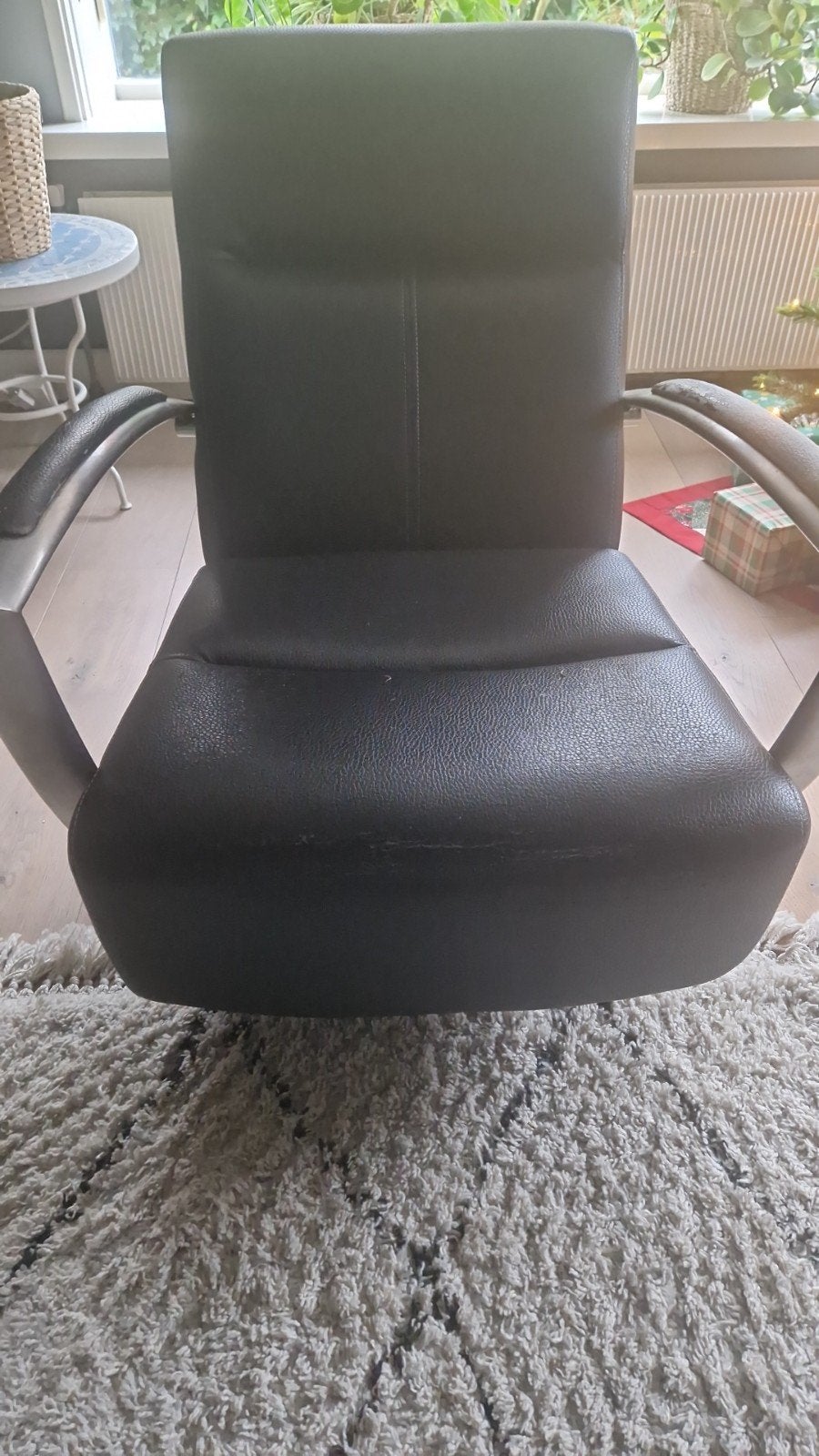 Comfortabele zwarte draaistoel met armleuningen, Ophalen, Gebruikt, Zwart, Metaal