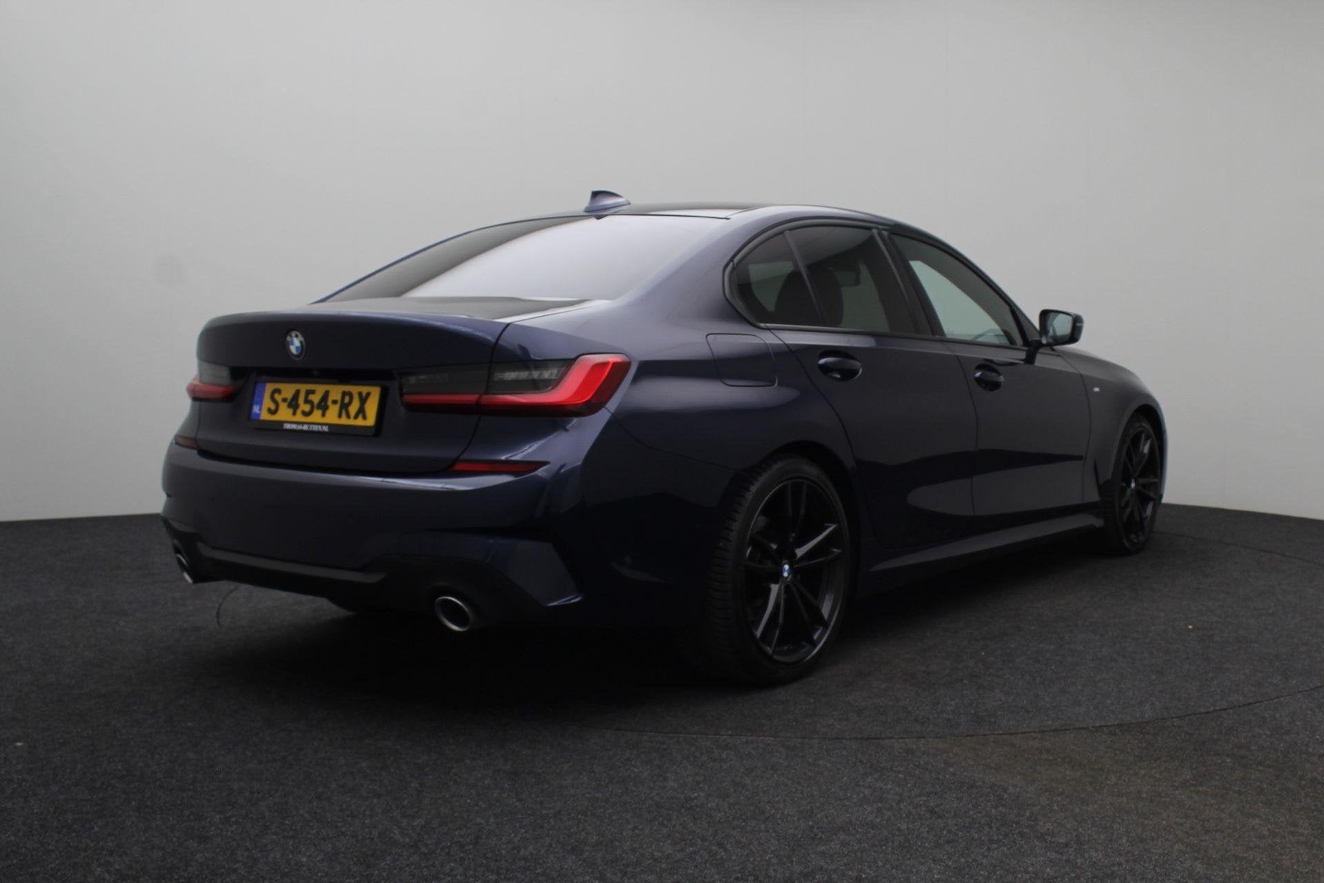 BMW 3-serie 320d xDrive High Executive 2020 | M-Pakket | Cru, Auto's, Automaat, Euro 6, Blauw, 23 km/l