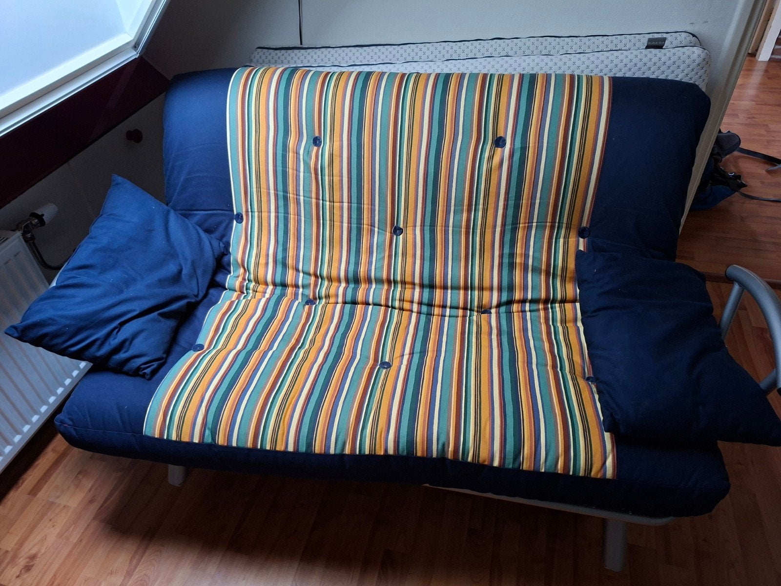 Comfortabele slaapbank met gestreepte hoes, Gebruikt, Meerkleurig, Tweepersoons, Ophalen of Verzenden