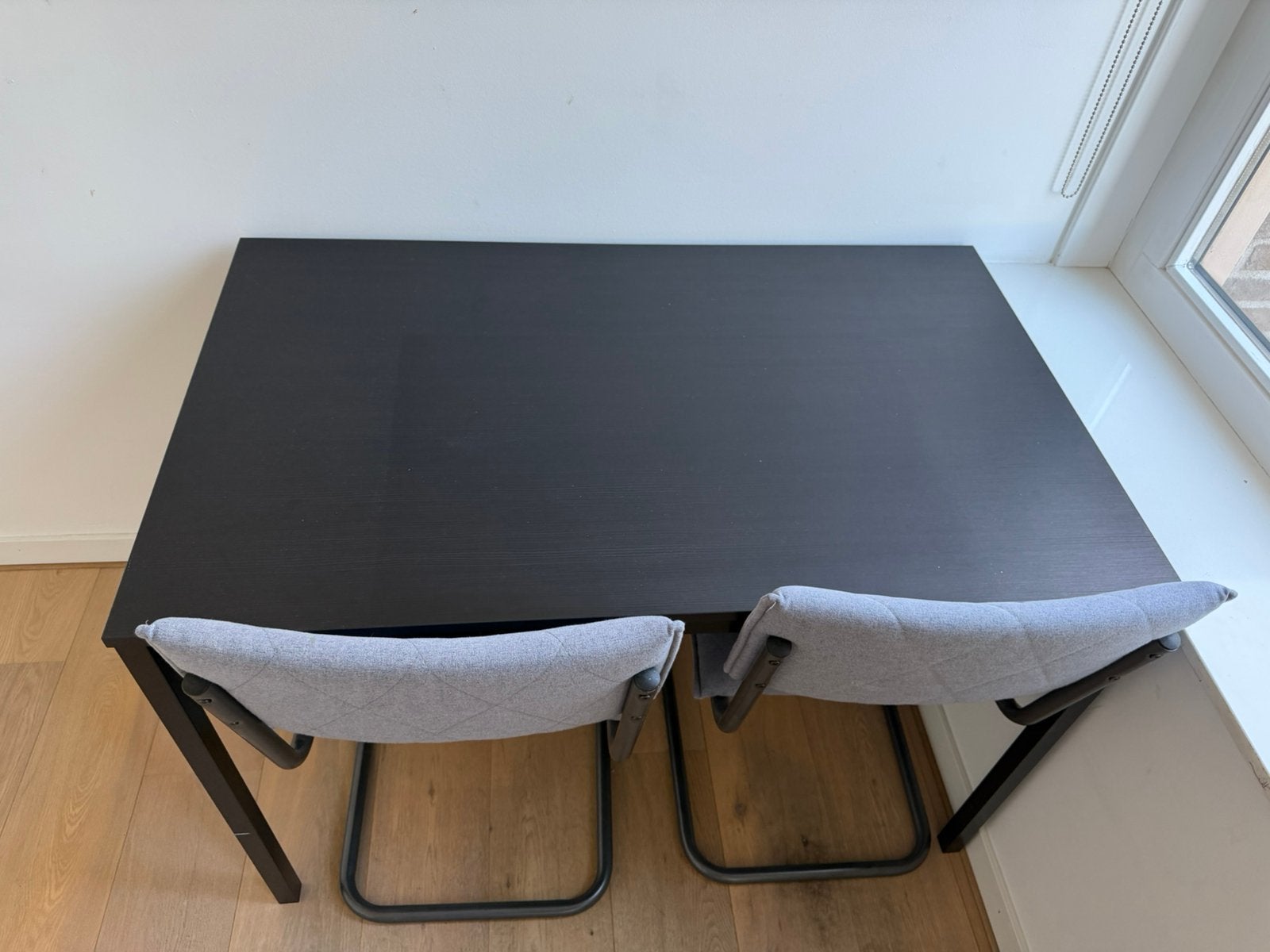 2 IKEA bureaus met 4 grijze stoelen – complete werkplekken, Ophalen, Gebruikt, Rechthoekig, 50 tot 100 cm
