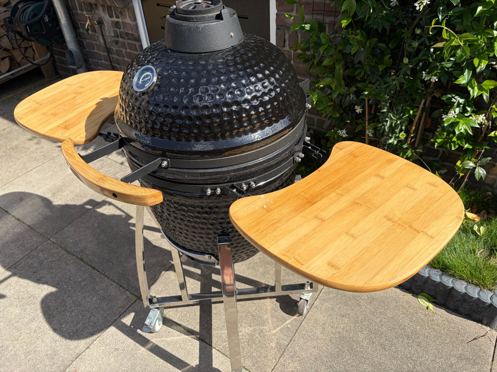 Keramische medium BBQ met gietijzeren rooster en zijtafels, Tuin en Terras, Houtskoolbarbecues, Ophalen, Gebruikt