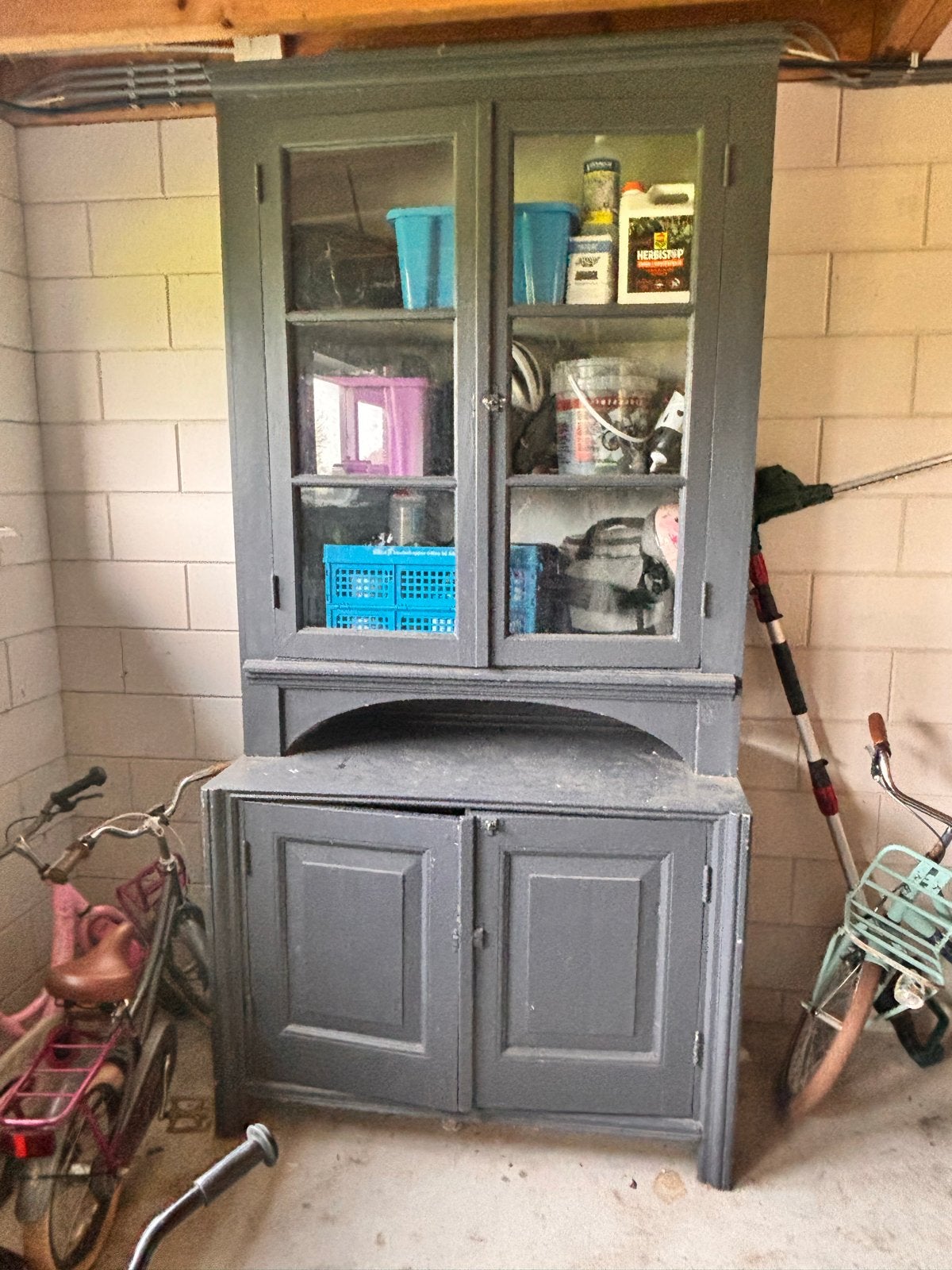 Gratis af te halen: Kast met vitrine en onderkast, Huis en Inrichting, Gebruikt, 100 tot 150 cm, 200 cm of meer, Ophalen of Verzenden