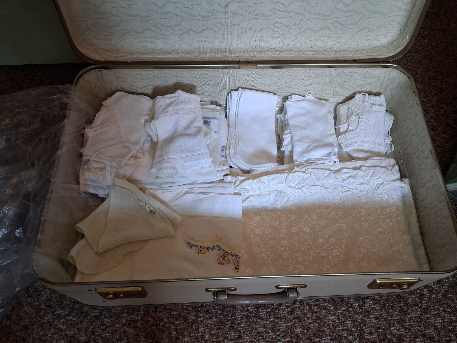 nostalgische oude koffer met babykleertjes enz., Ophalen
