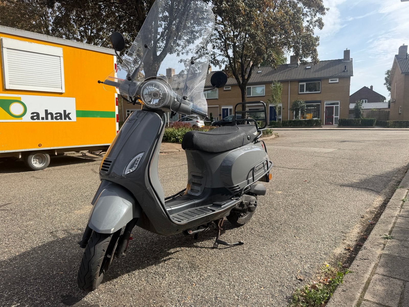 45 km scooter grijs met geel kenteken, Ophalen, Gebruikt, Benzine, Overige merken