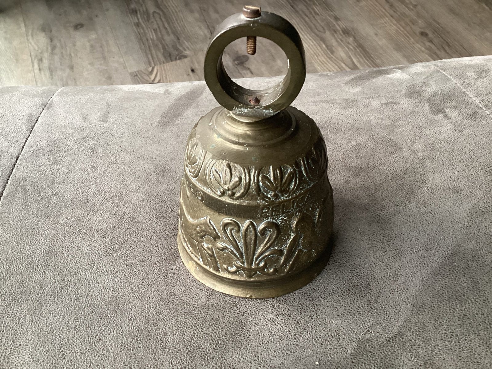 Antieke bronzen altaarbel met dierenreliëfs, Ophalen of Verzenden