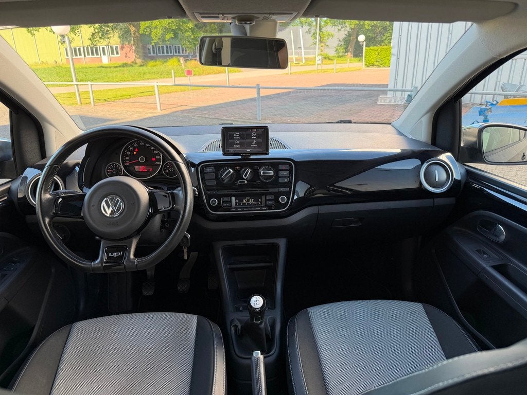 Volkswagen Up! 1.0 high up!|PANO|CRUISE|1eEIG|AIRCO|PDC|TOPS, Auto's, Voorwielaandrijving, Euro 5, Gebruikt, Traction-control