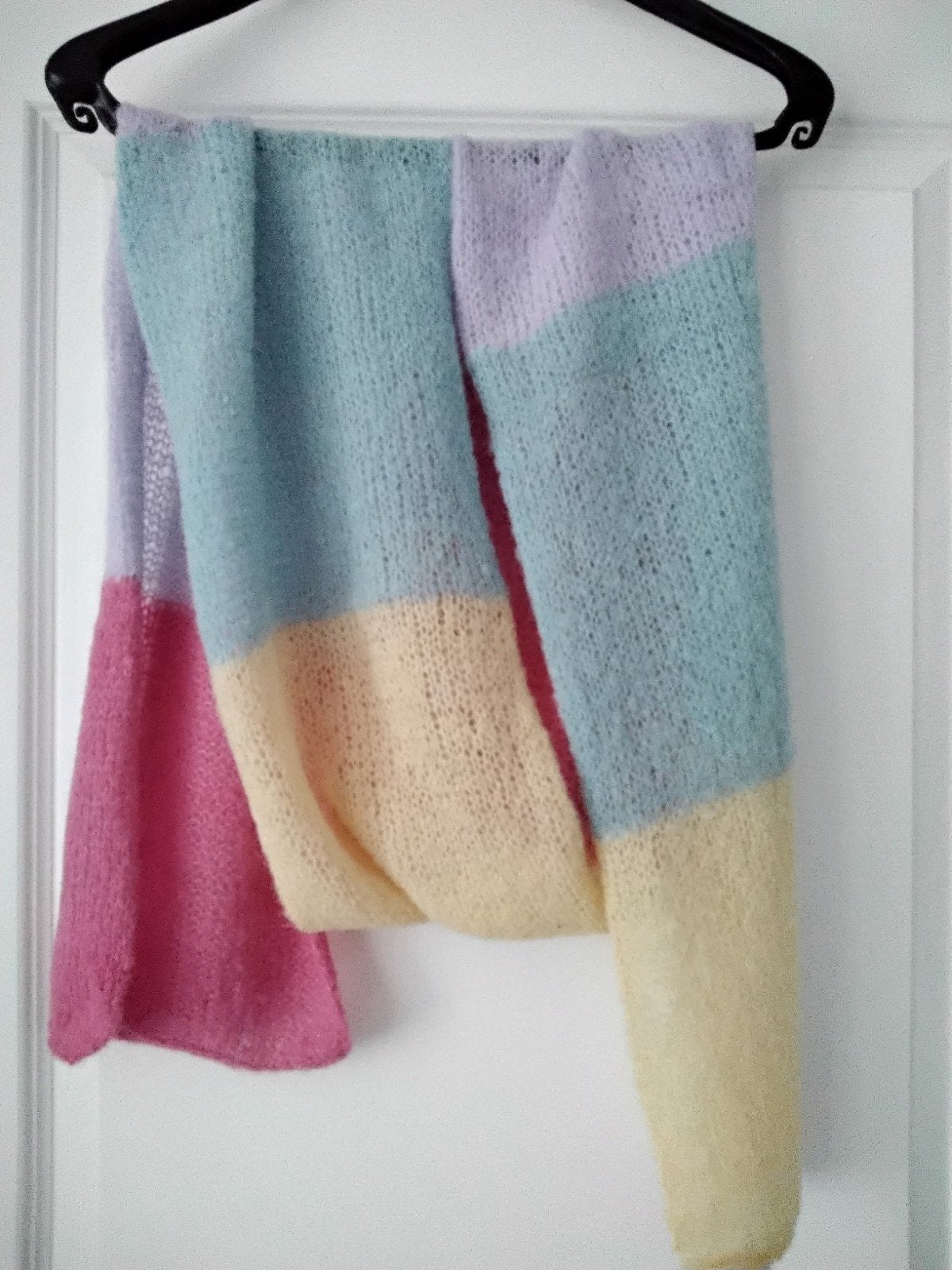 Nieuwe handgebreide sjaal, pastelkleuren, 2.40m lang, Made by me, Ophalen of Verzenden, Nieuw, Sjaal